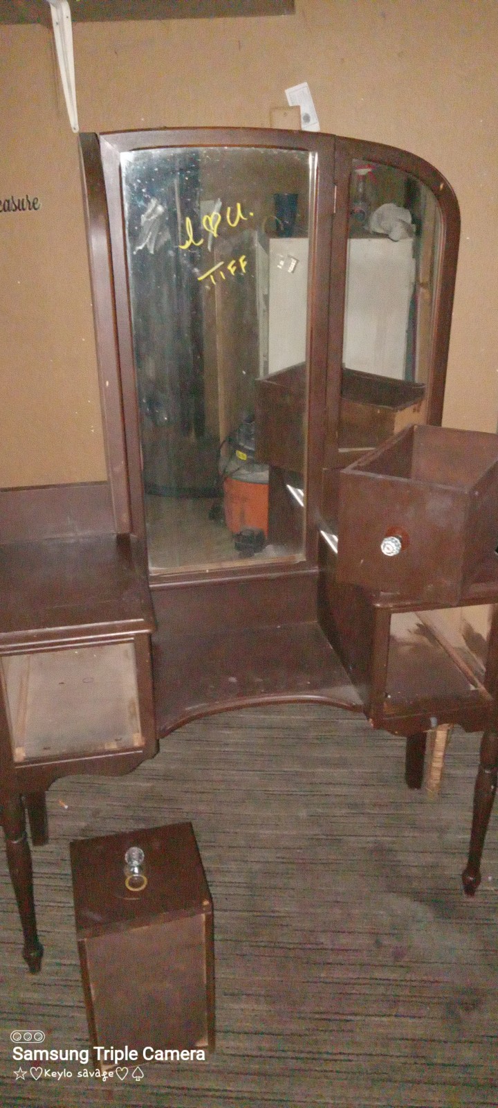 Very nice vantage vanity with mirrors and drawers