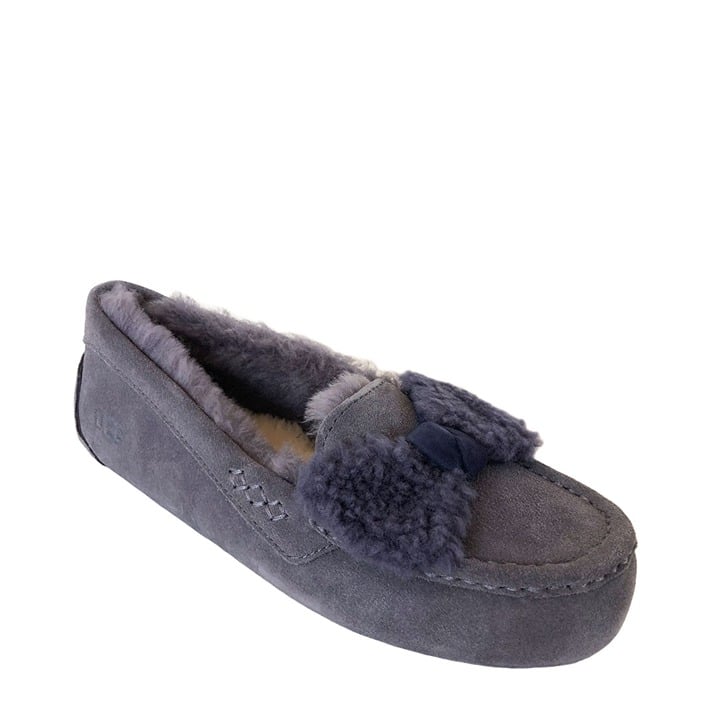 よく見る「芸能人が愛用 UGG W Slipper black Bow Fur Ansley 靴