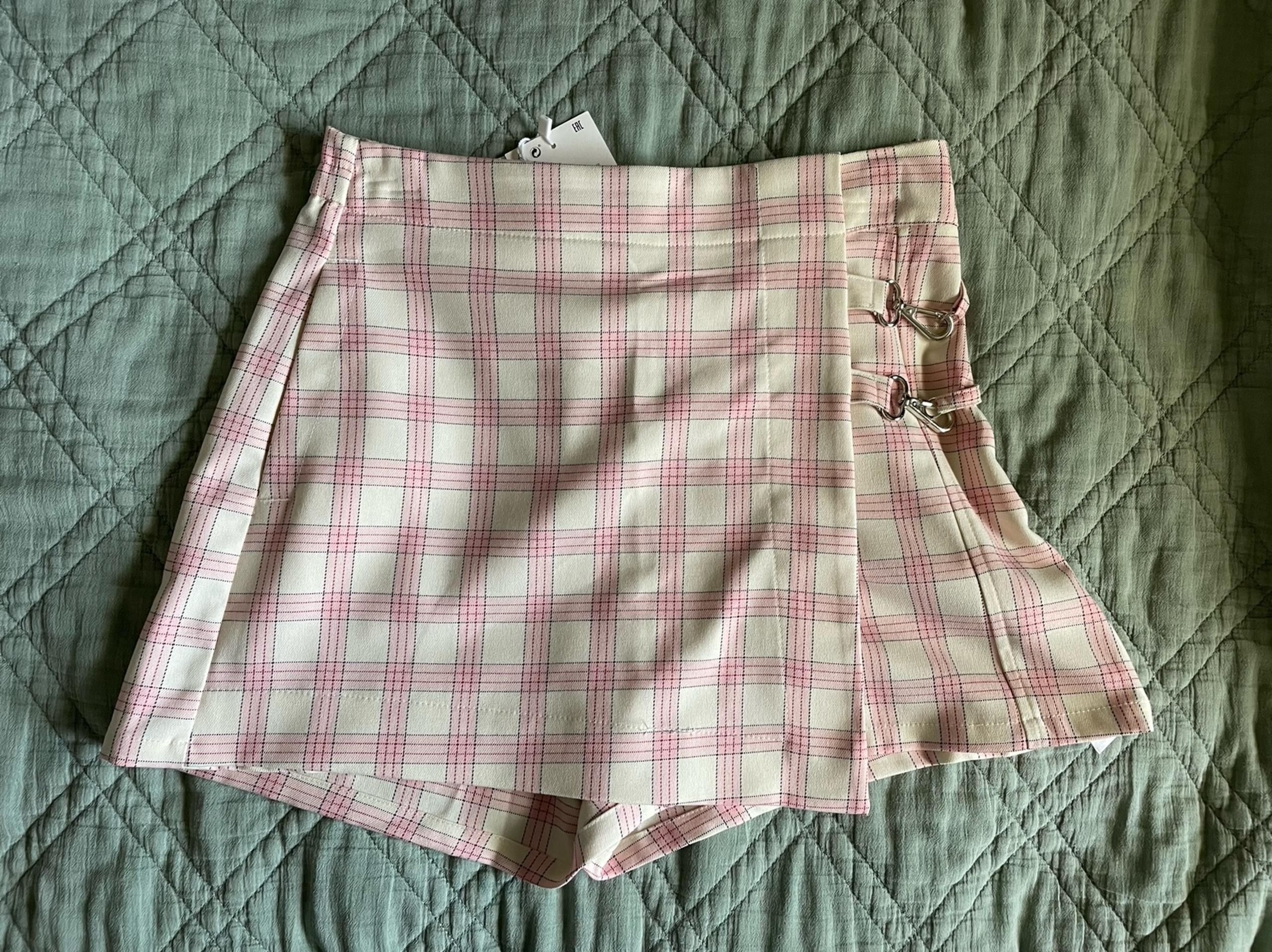 Cute Bershka Pink and Crème checkered skort