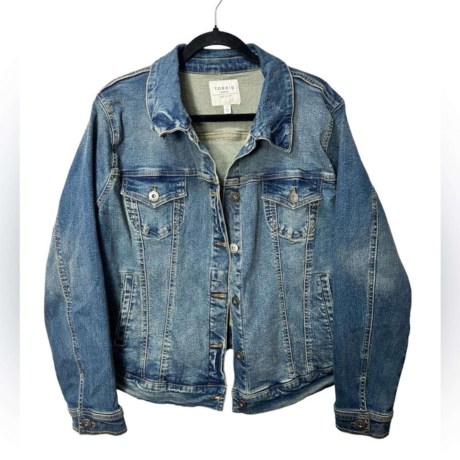 Torrid Womens Sz 1X Medium Blue Vintage Wash Denim Jean Jacket Stretch Causal