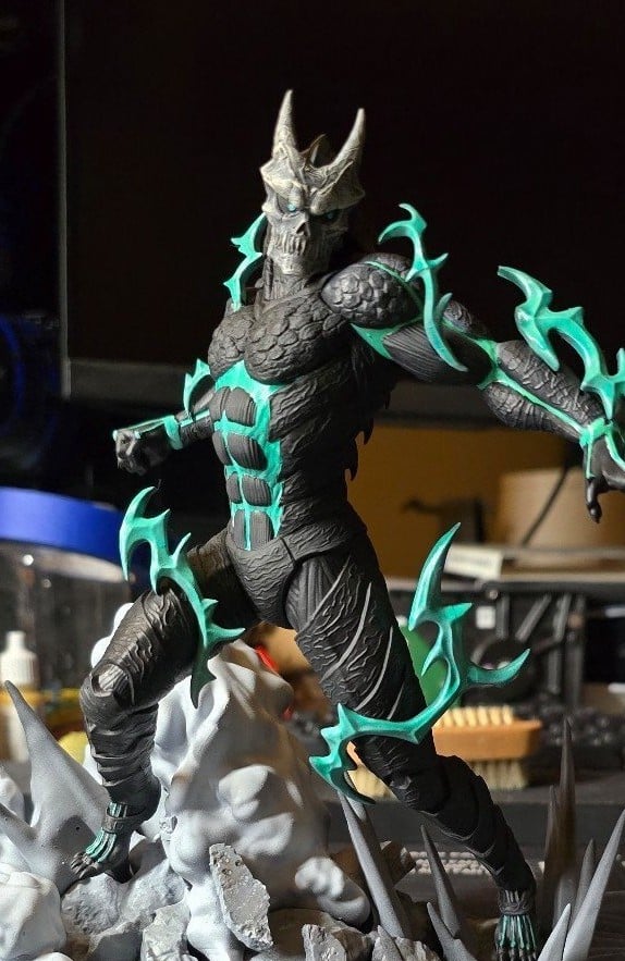 Kaiju #8 figure
