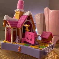 Strawberry Shortcake Ginger Snap Ginger Bread House Bandai with Extras