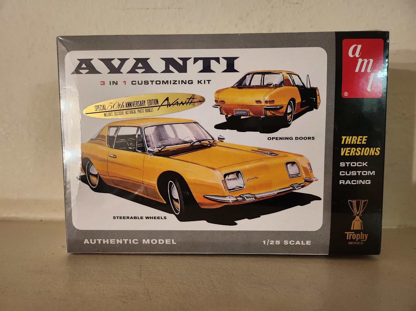 AMT 1/25 Studebaker Avanti 50th Anniversary