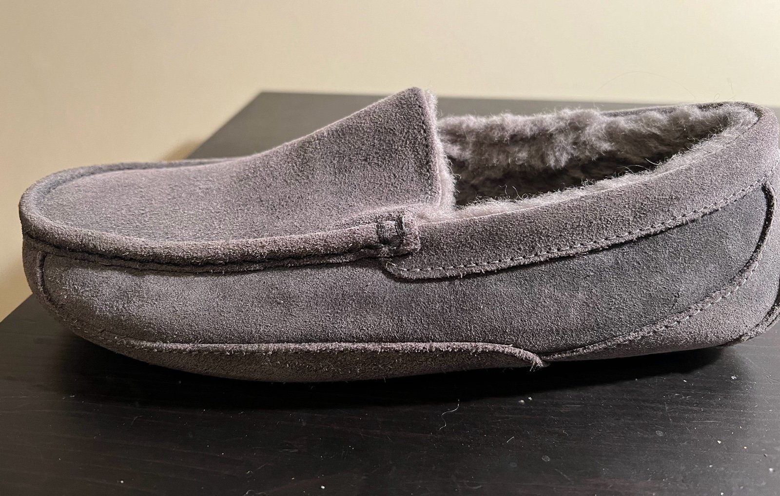 Uggs Ascot Slippers/Loafers (Grey) Pre-owned 8/10 condition Size 9