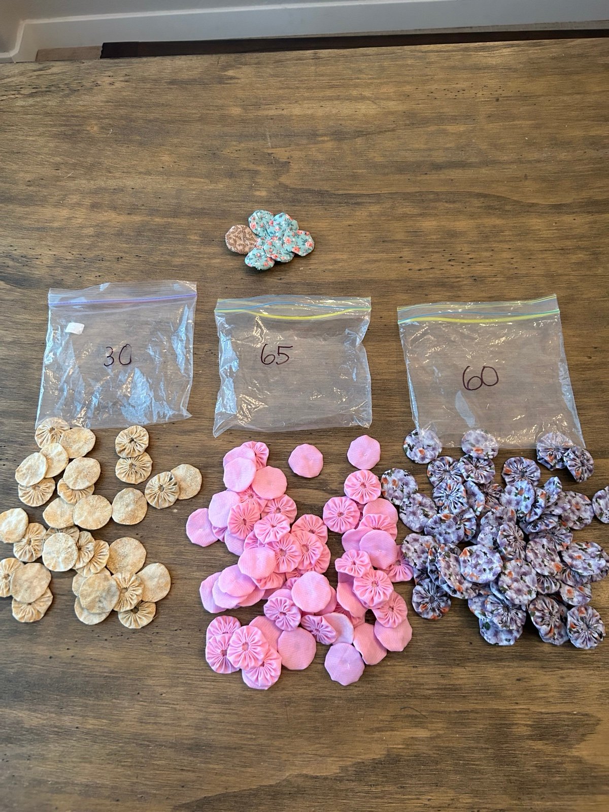 Assorted Yo Yo quilt rounds 155 pink floral tan