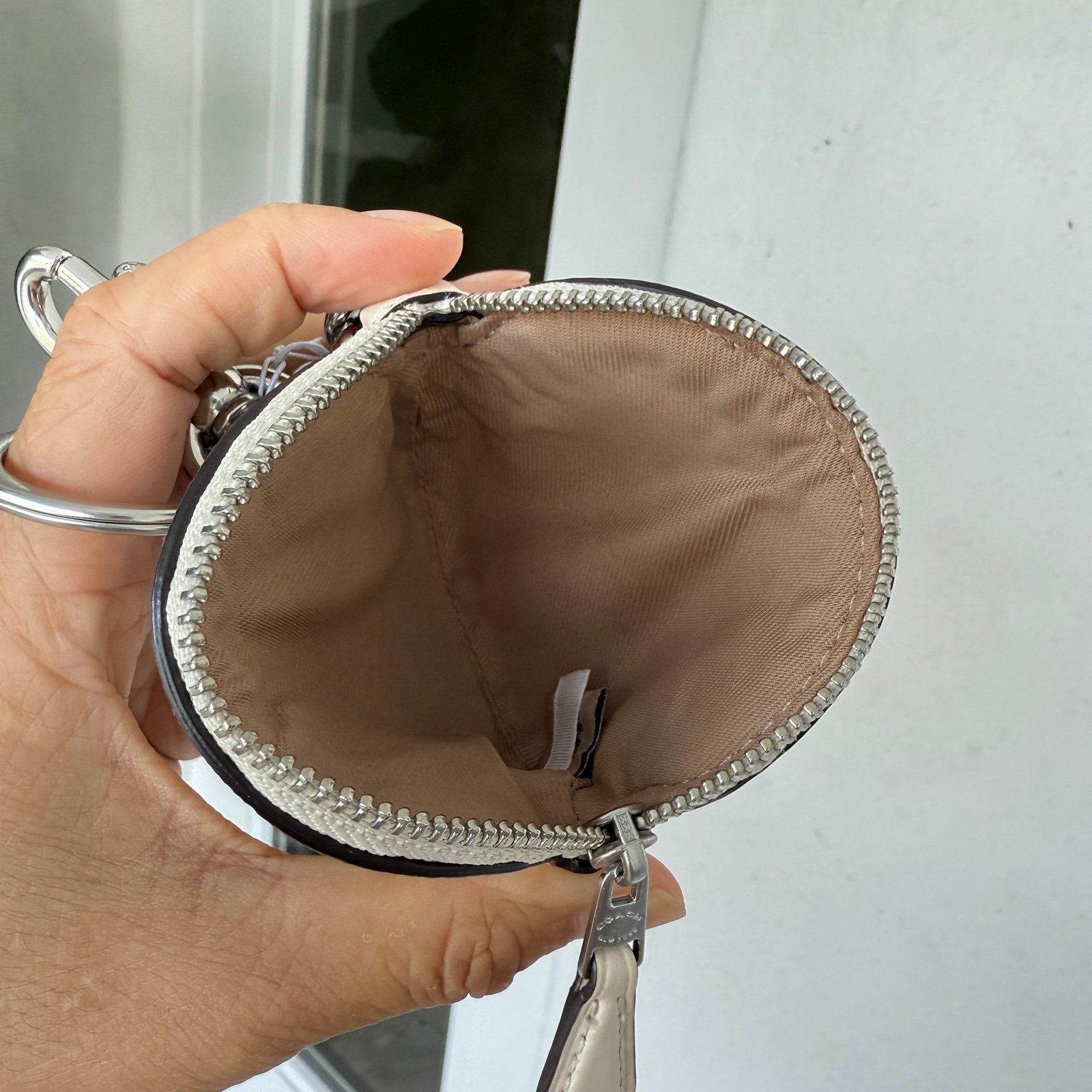 Coach CAO48 Circular Coin Pouch 蝶々柄 Coach CAO48 Circular Coin Pouch With Butterfly Print