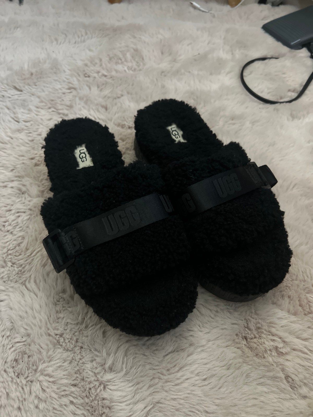 UGG Fluffita slides size 9