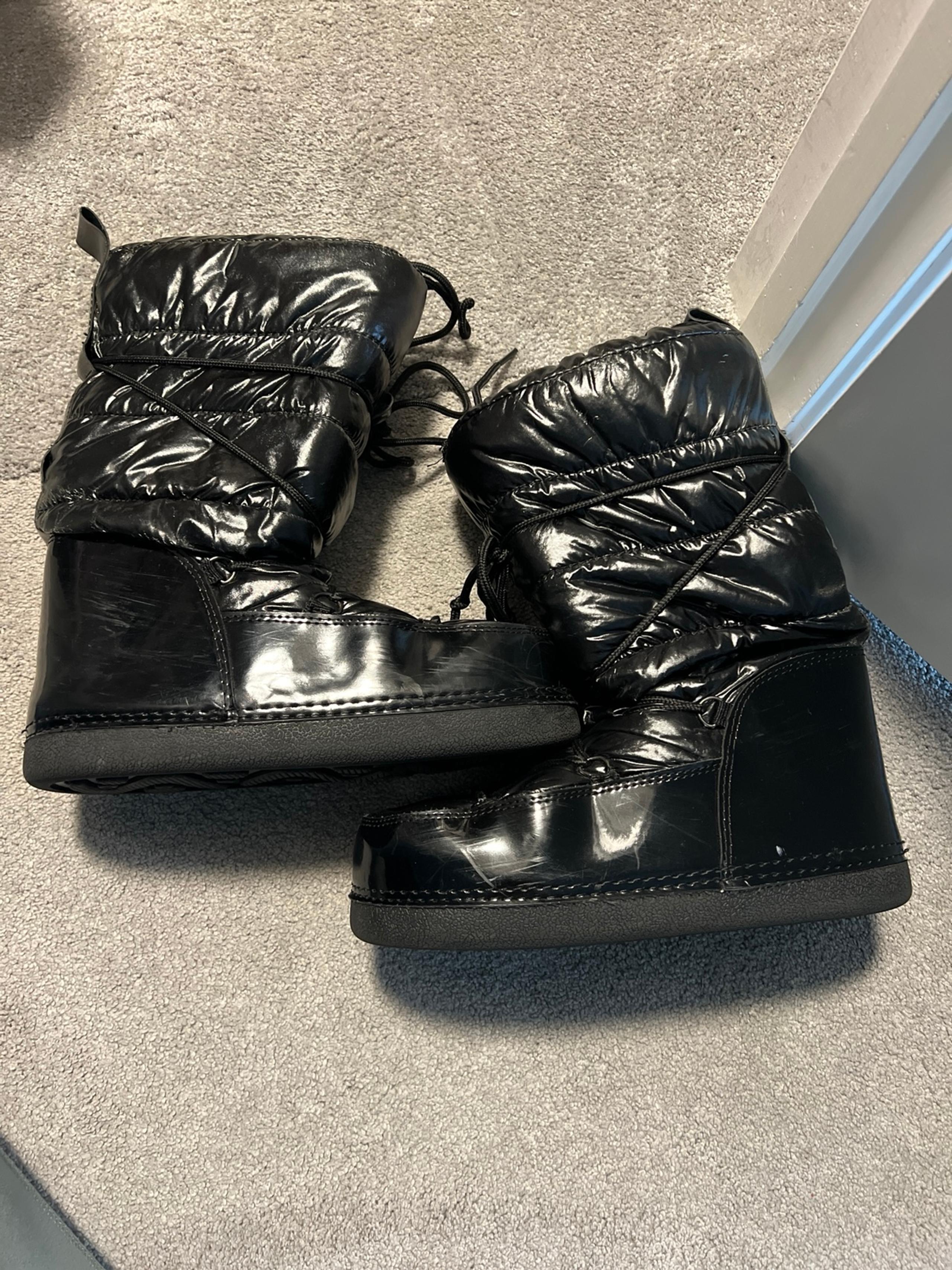 Women’s black snow moon boots 9