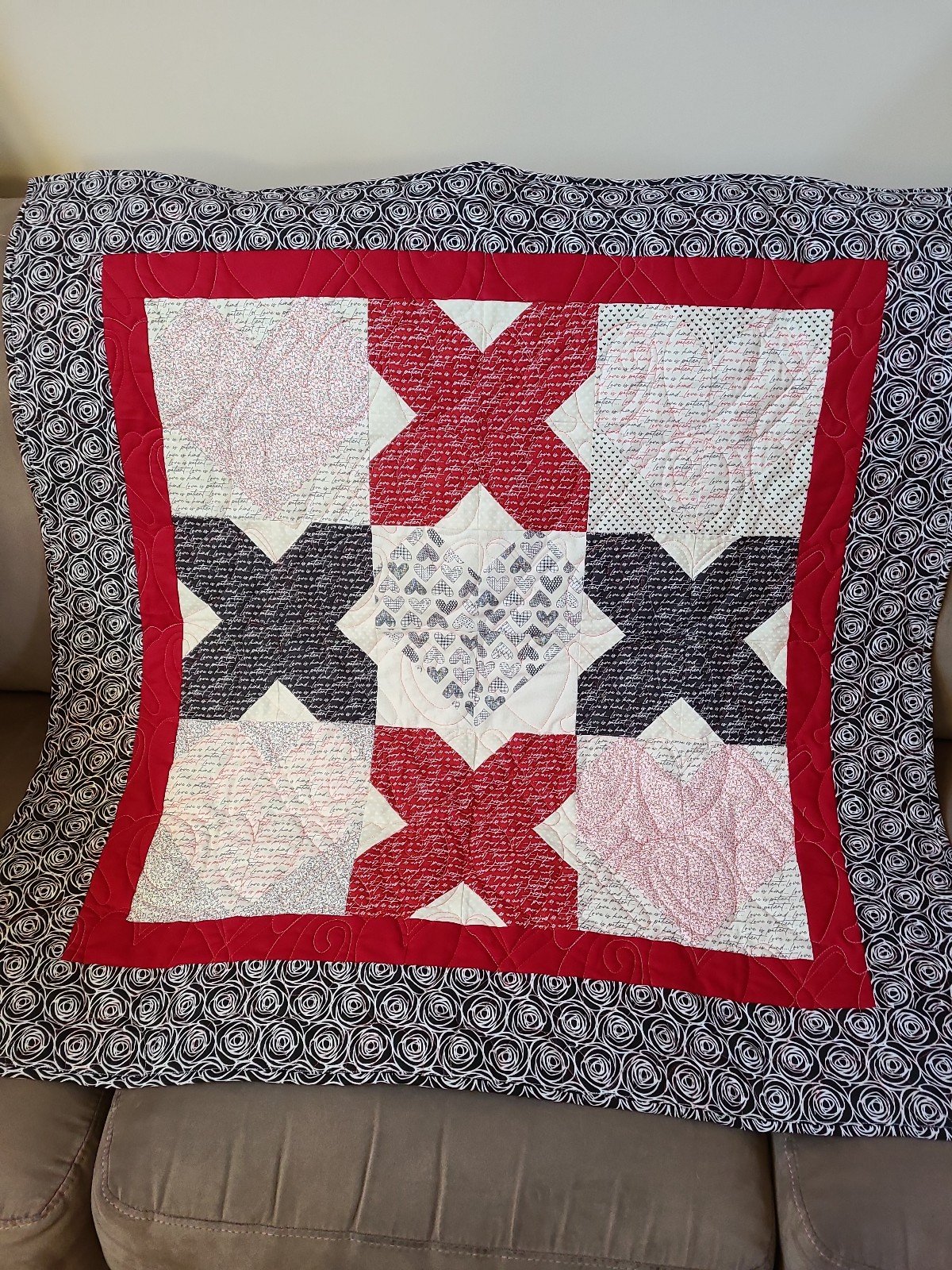 Quilt handmade hearts and hugs valentines day lap child crib or wall decor