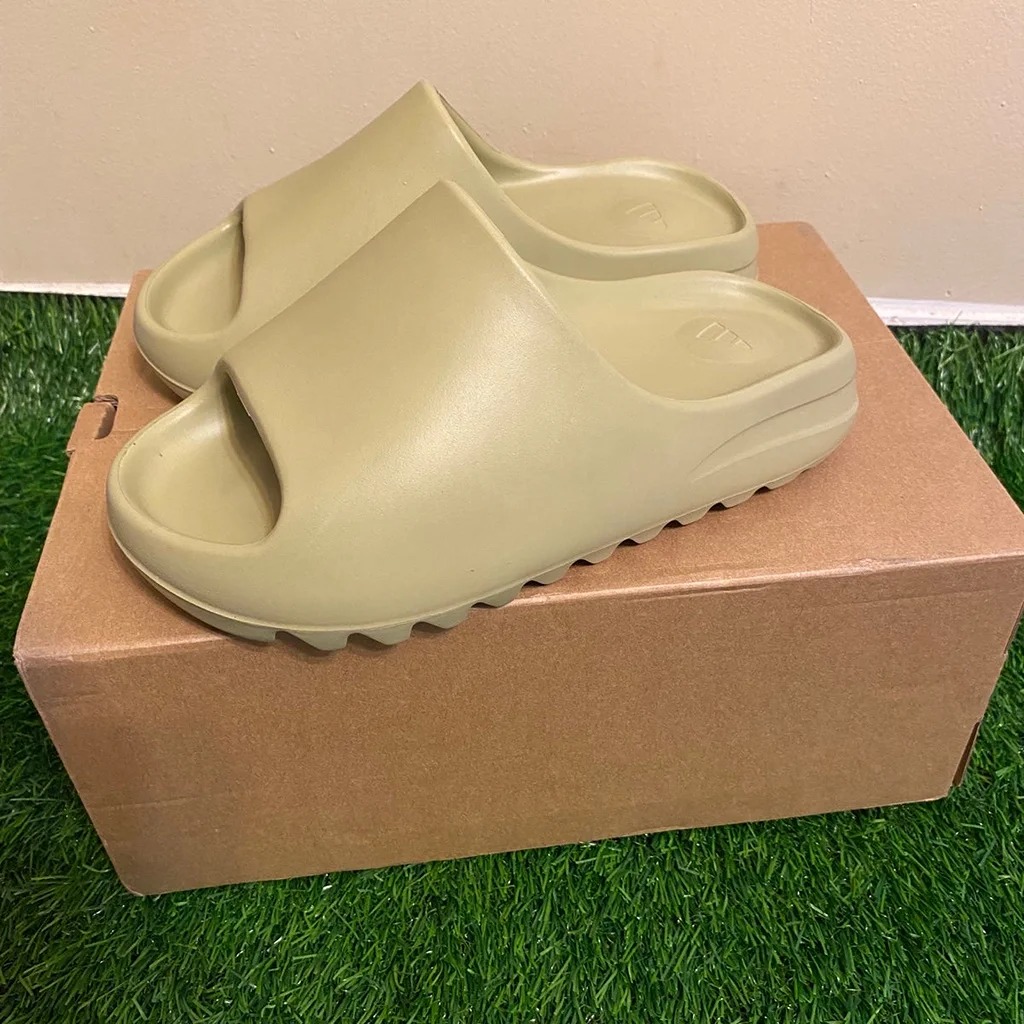 ADIDAS YEEZY SLIDE - PURE - SIZE US 8