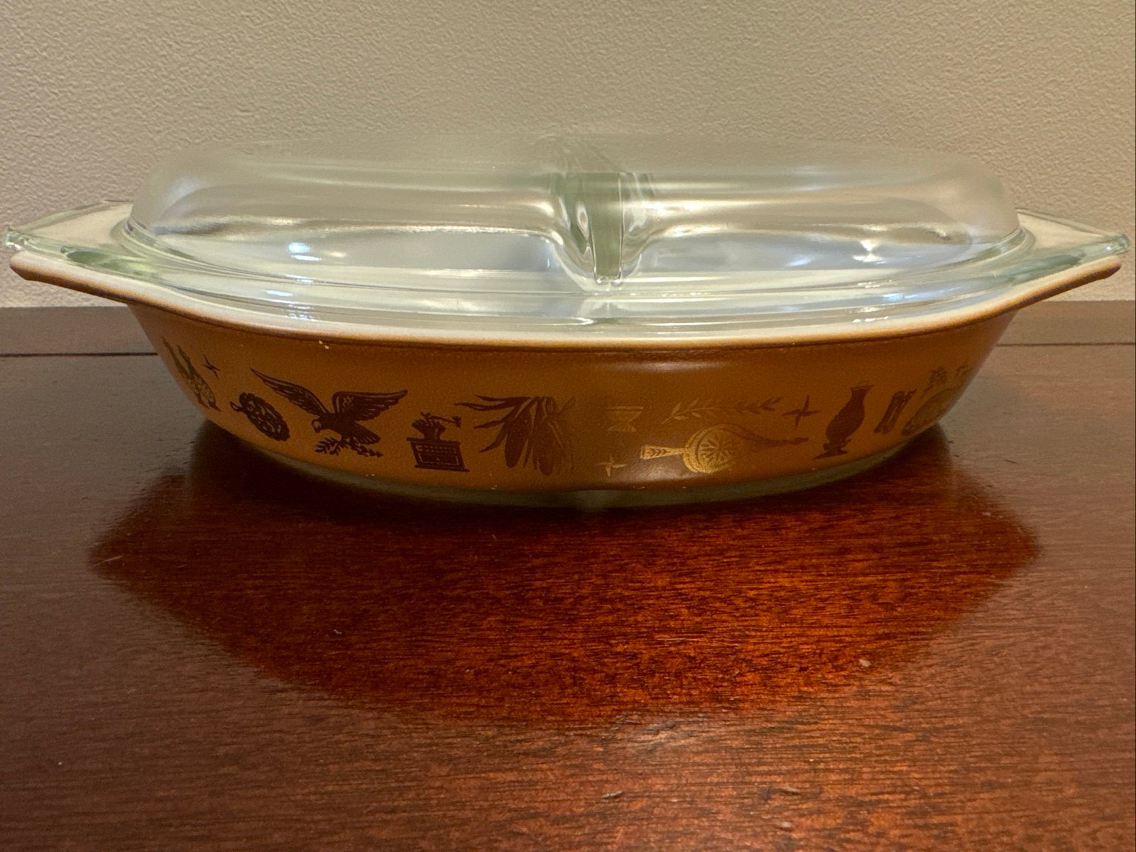 Vintage PYREX Early Americana Brown & Gold 1 .5 qt. w/ Lid Divided Casserole