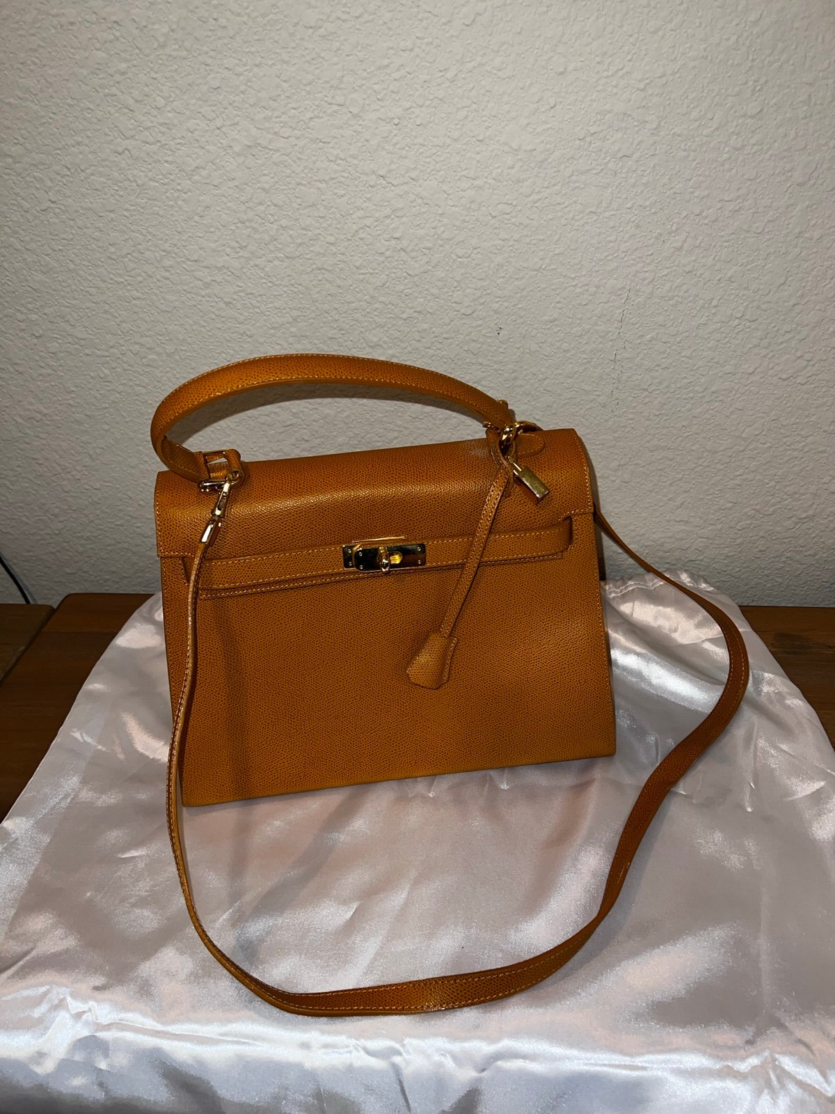 Stunning GIUDIT purse shoulder bag with silk dust cover new condition