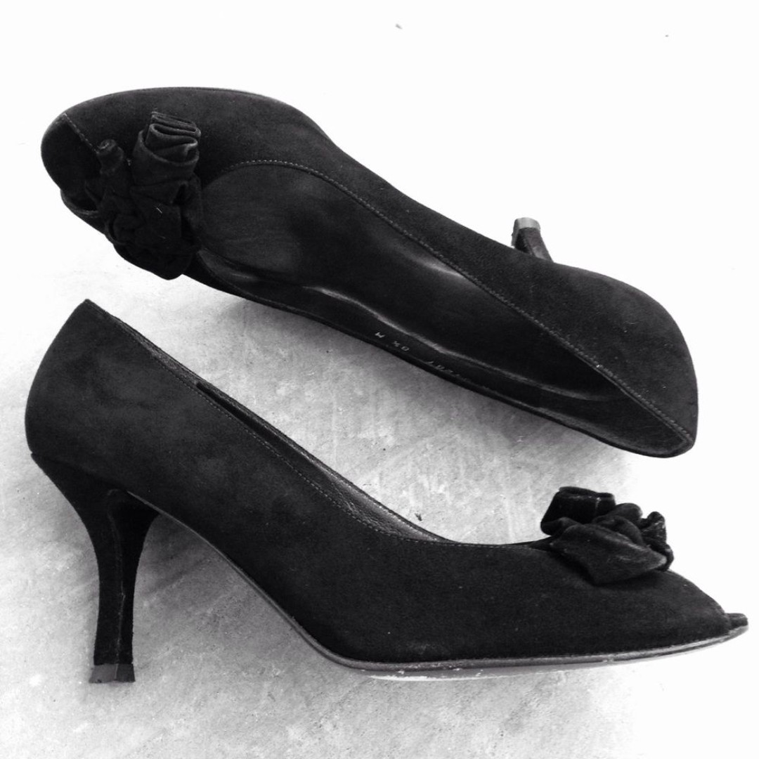 Stuart Weitzman black suede rosette Peeptoe pumps heels shoes 8.5