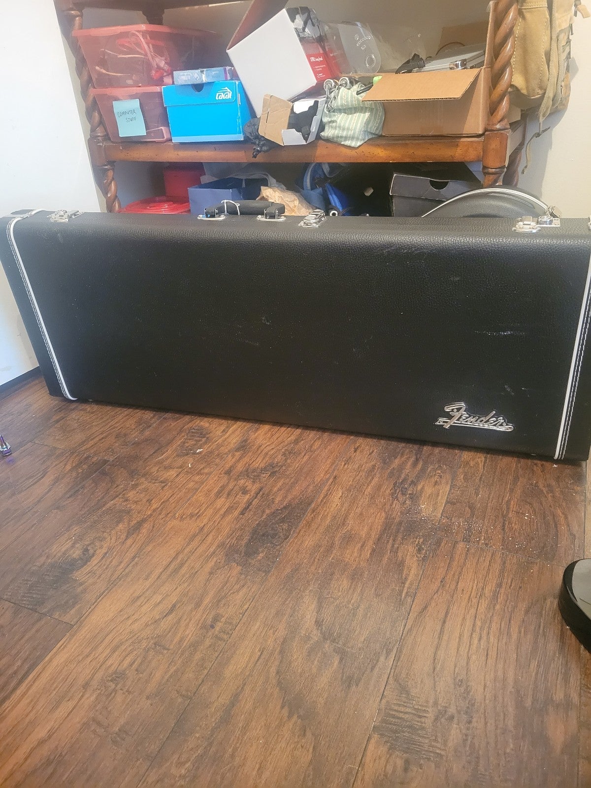 Fender hard shell guitar case - detail