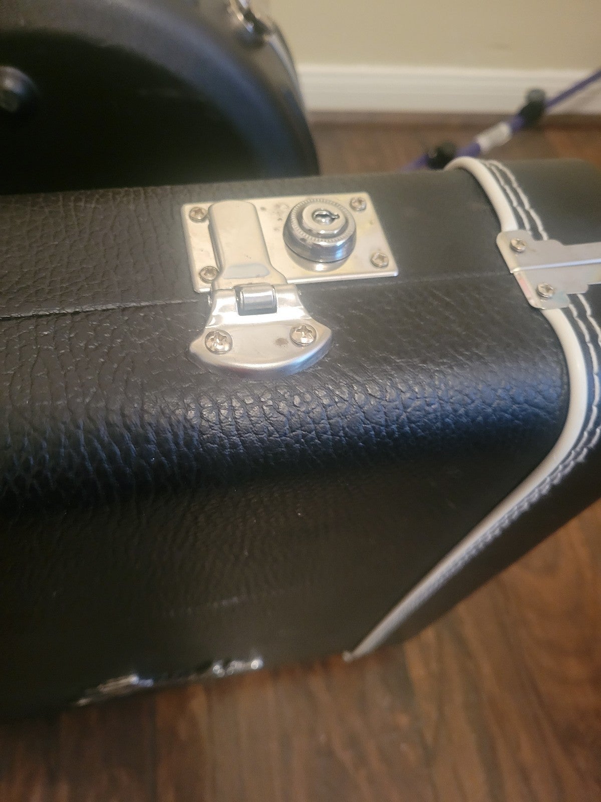 Fender hard shell guitar case - detail