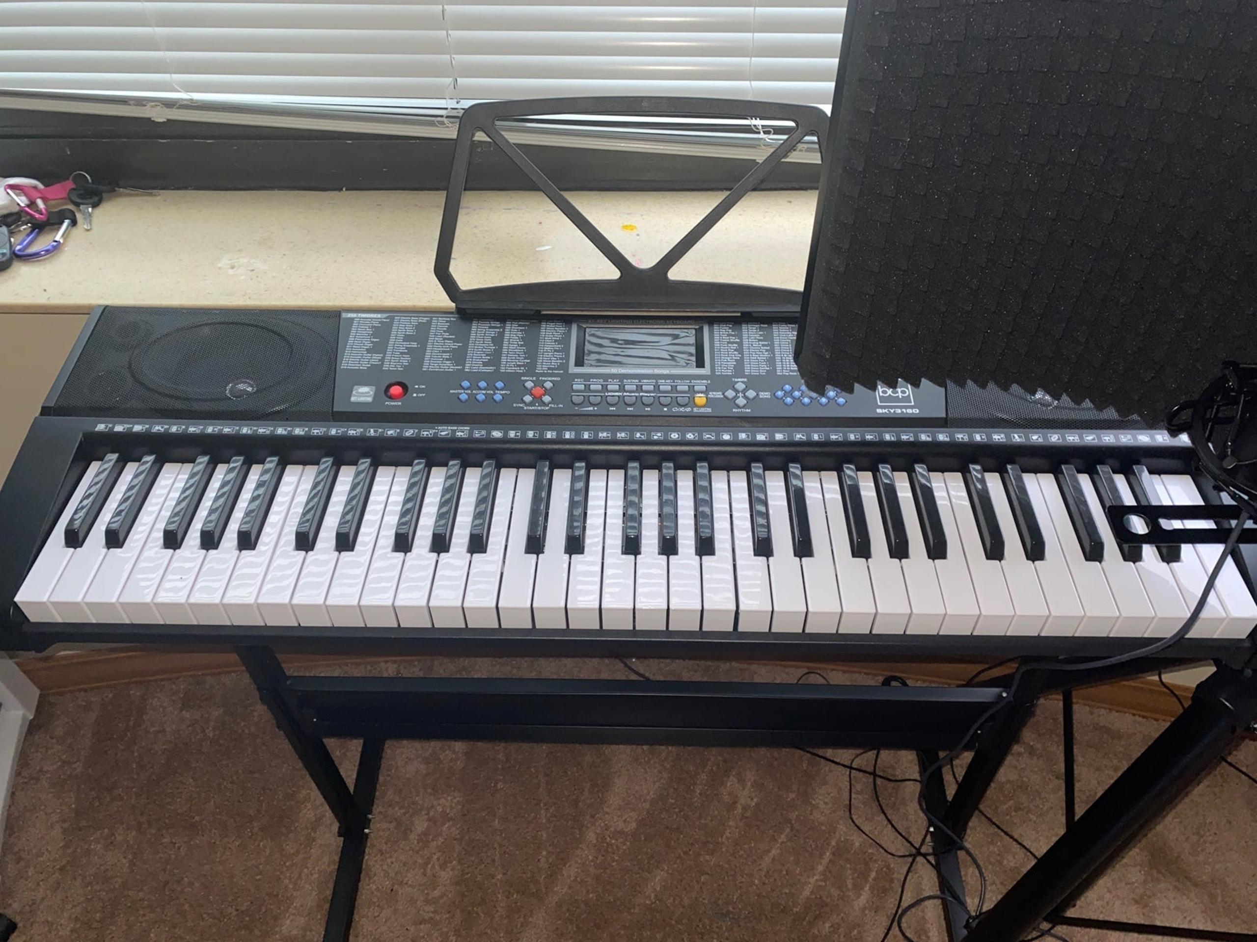 keyboard piano with chair included + studio set up with a RODE  microphone