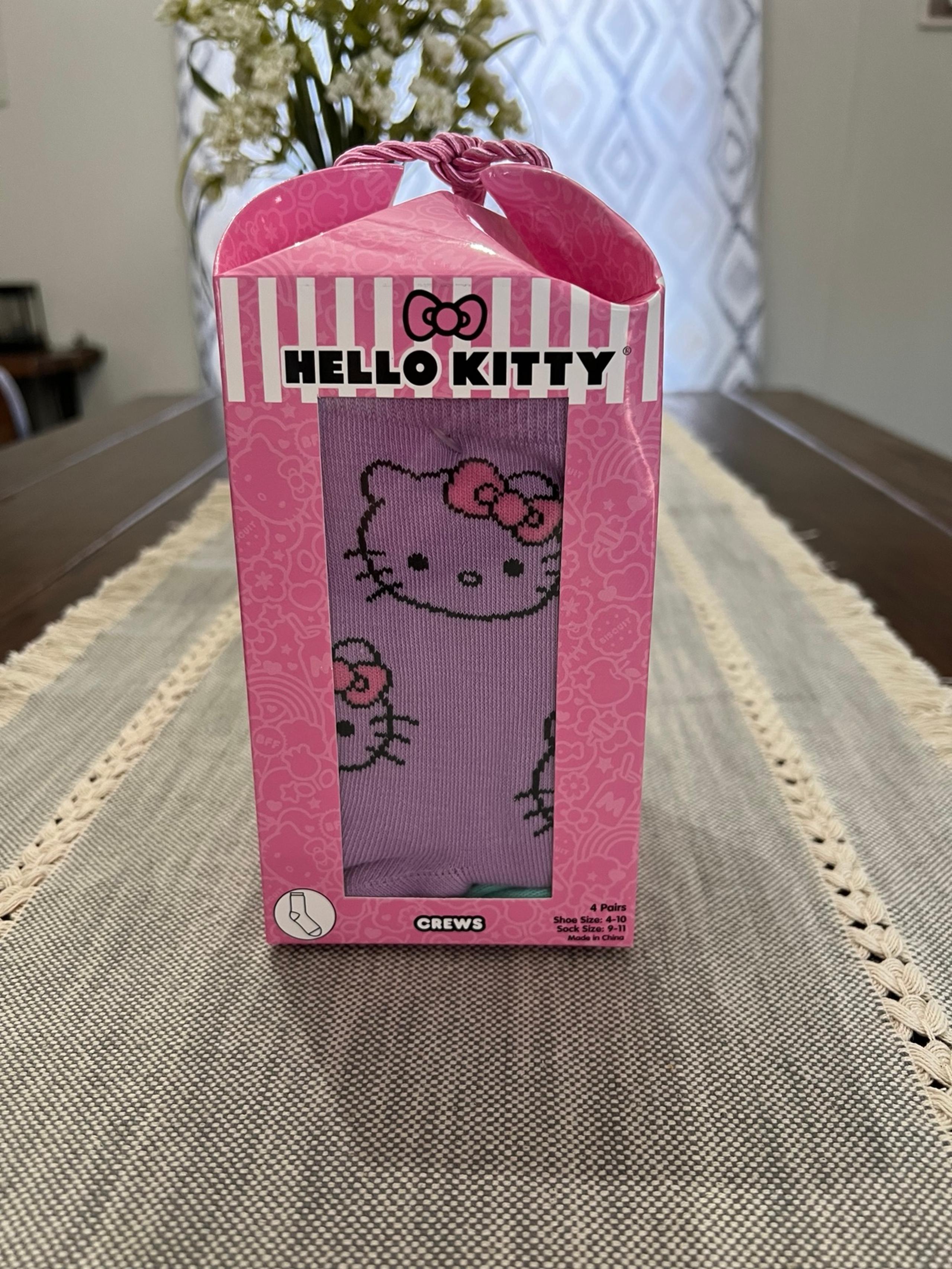 New Hello Kitty Crew Socks SZ 9-11  4 PR