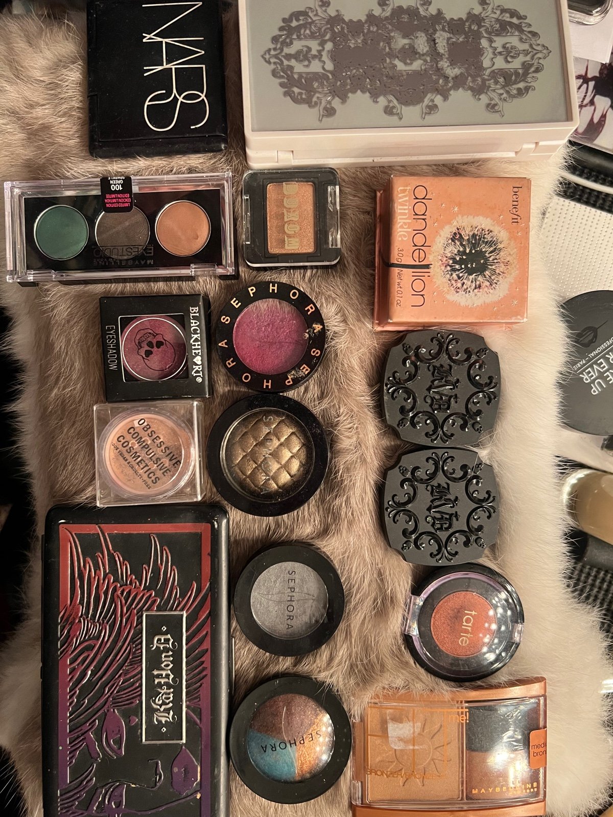 Lot of makeup eyeshadow, blush and bronzer