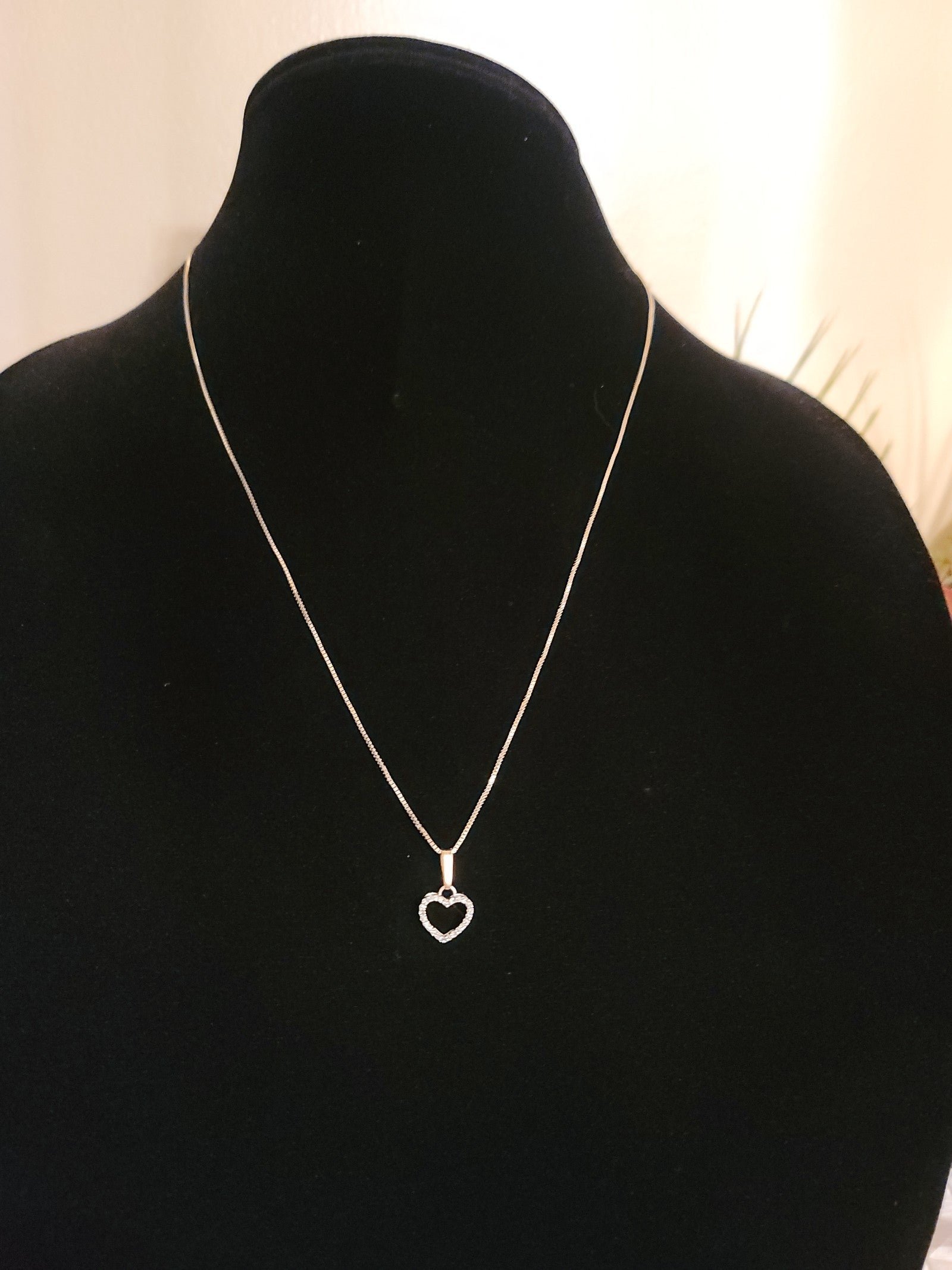 14k solid gold and real diamond heart made in Italy 20 necklace.