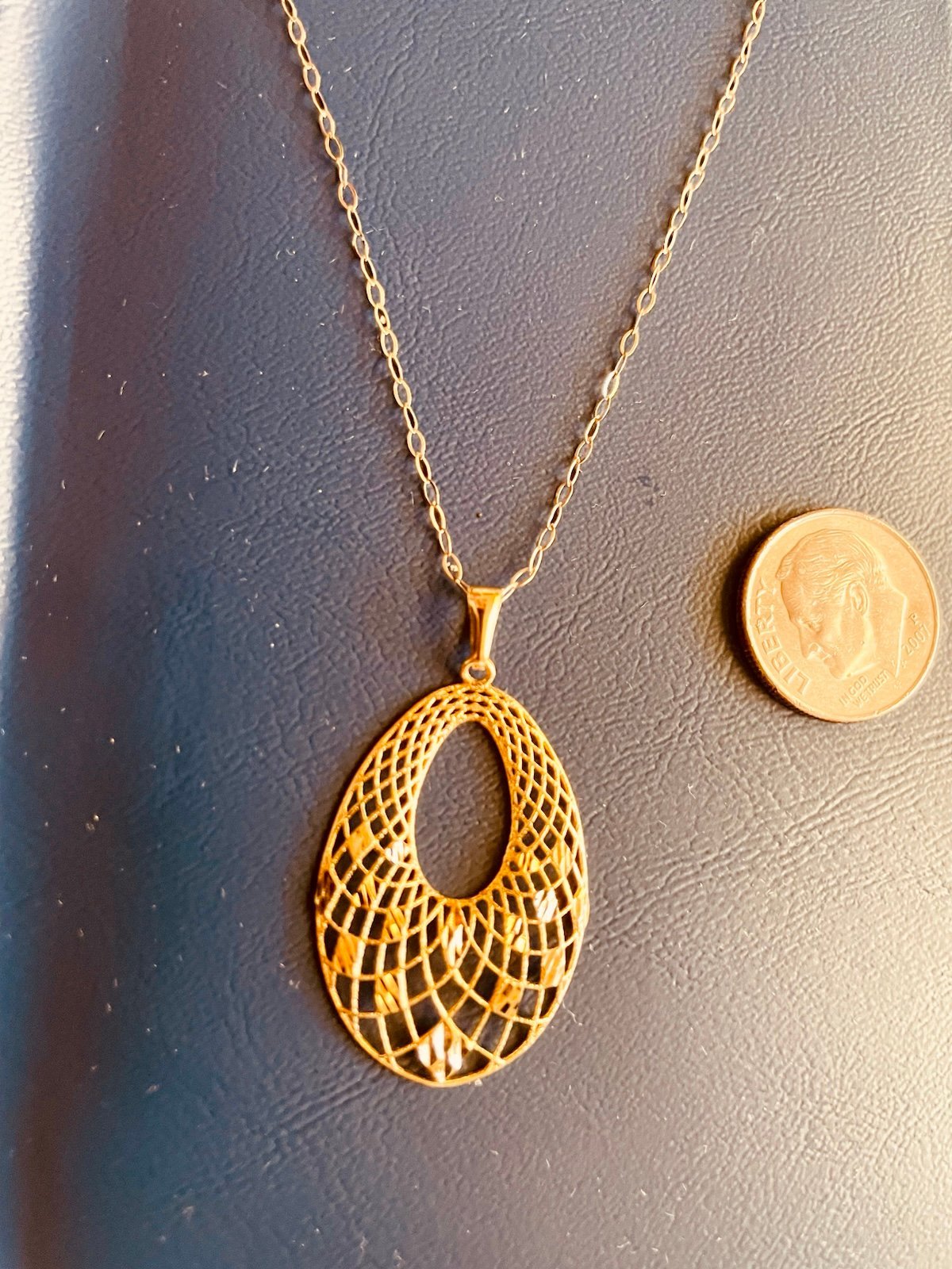 Beautiful 10k yellow gold necklace with pendant.