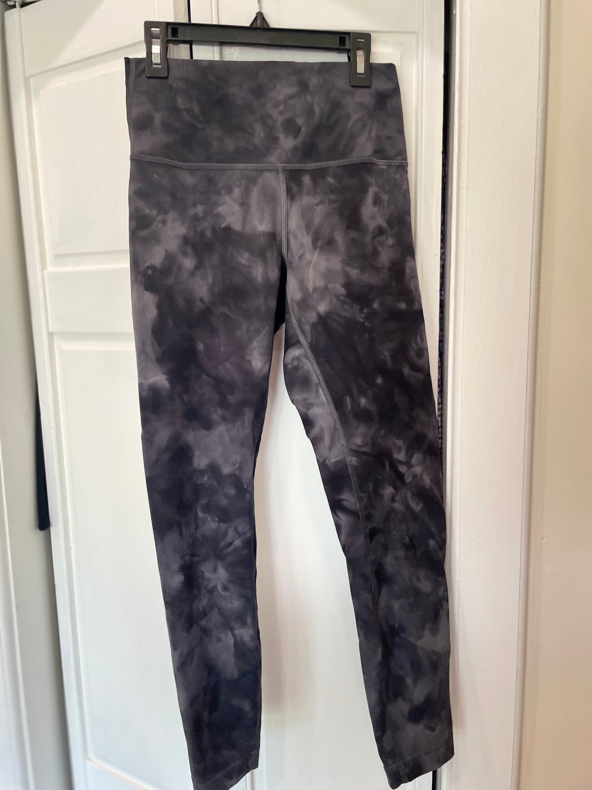 Lululemon Wonder Train High-Rise Tight 25 “. Size 8.