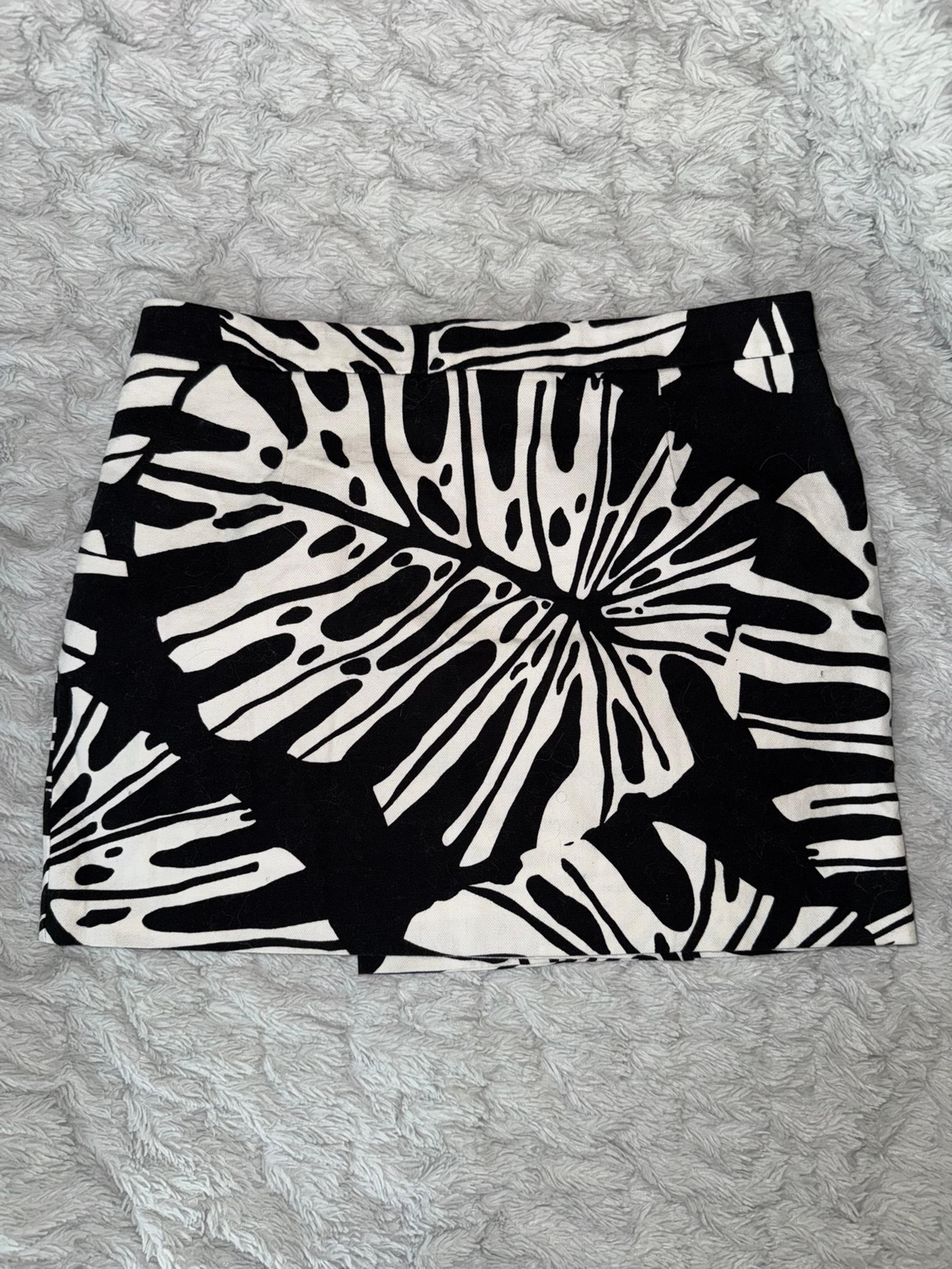DIANE VON FURSTENBERG MELISSA COTTON CANVAS MINI SKIRT
SIZE 8