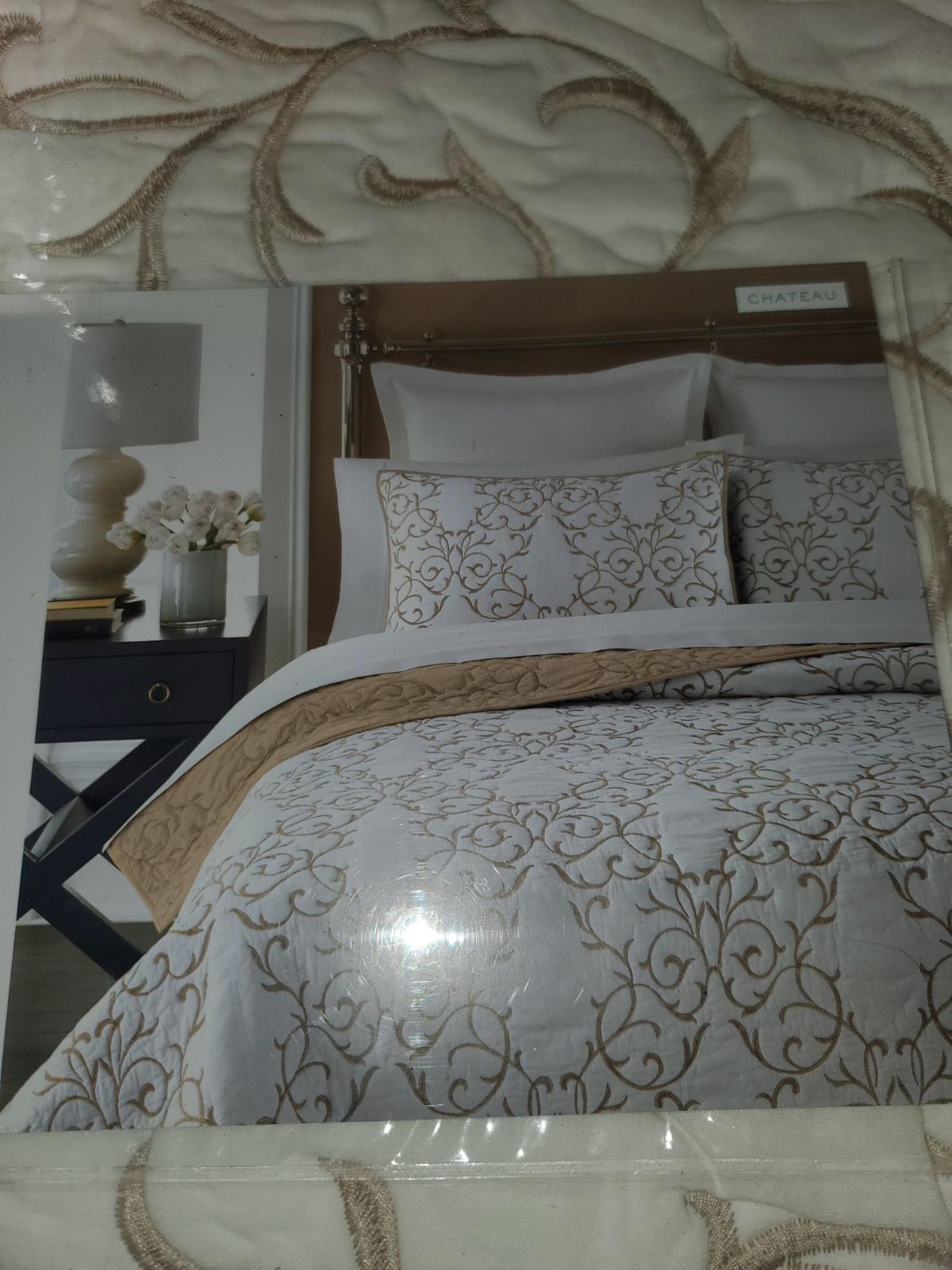 NEW Martha stewart twin quilt