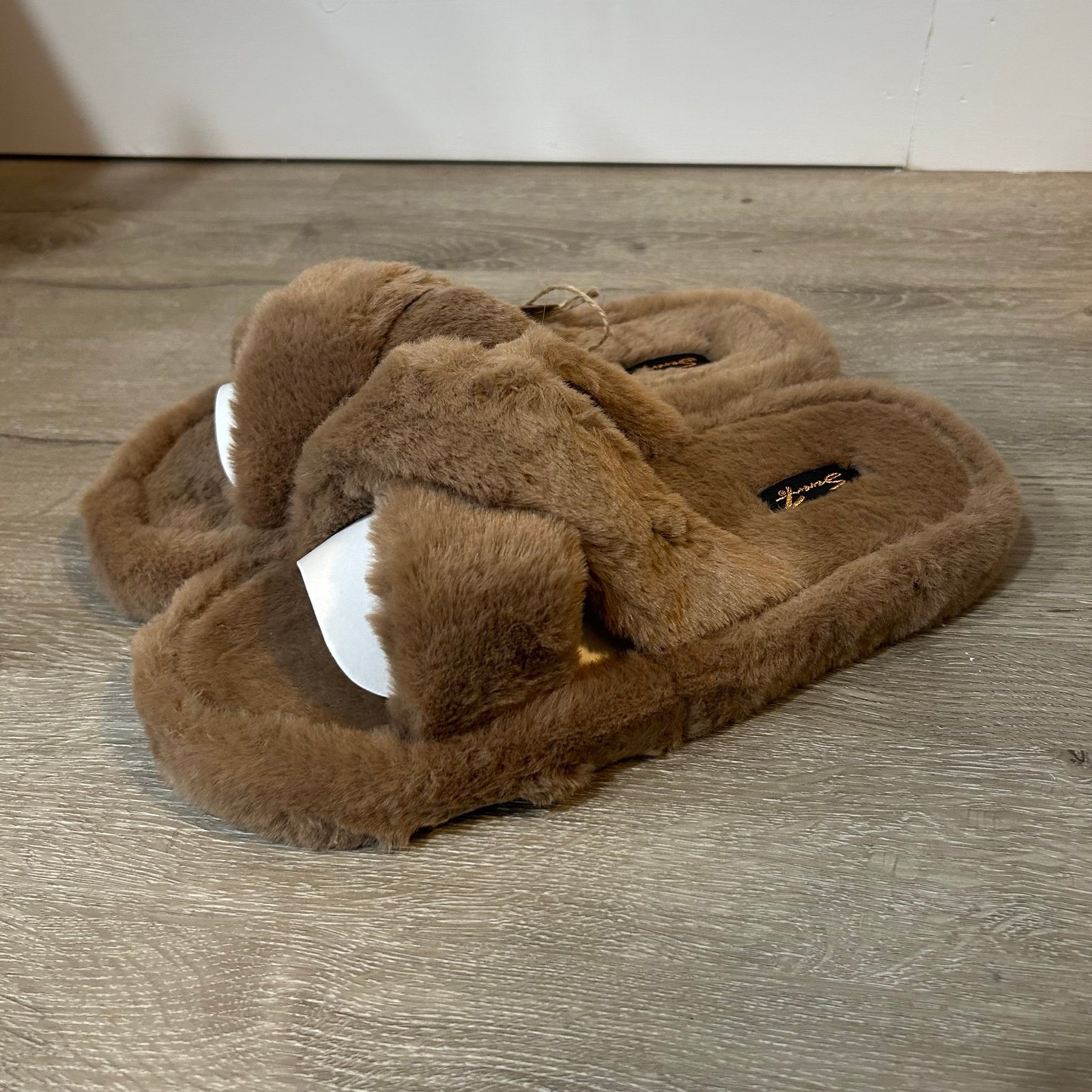 NIB Seven7 Tan Beige Brown Kiki Fuzzy Soft Slipper Sandals Women’s Size 11