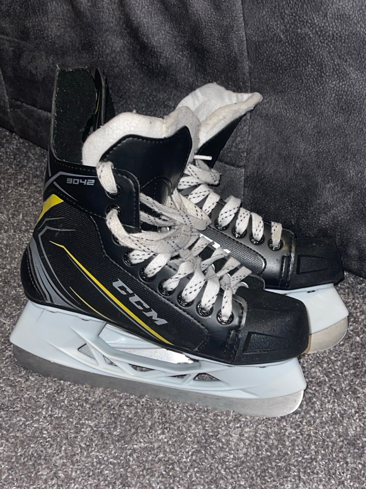 CCM Tacks 9042 Ice Hockey Skates Youth Size 3 Made In China Good Condition Used.