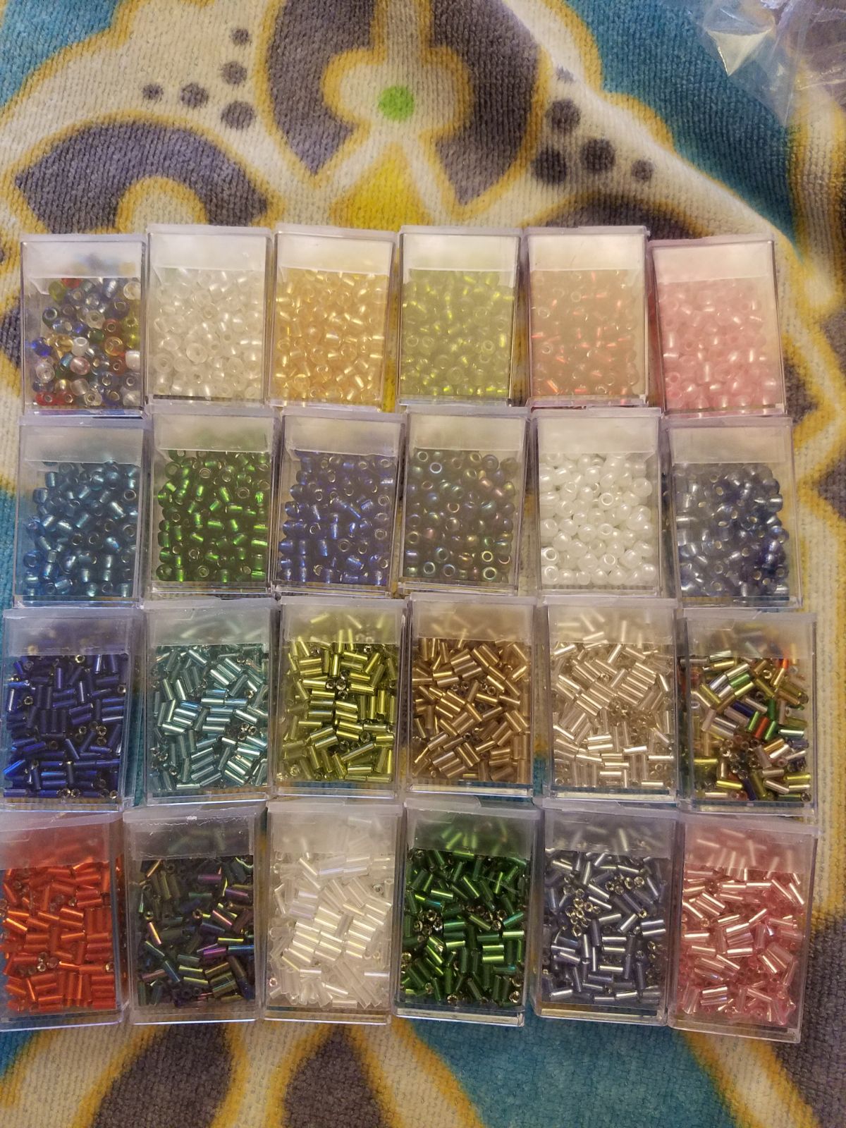 Lot of 24 glass beads, jewlery making ki