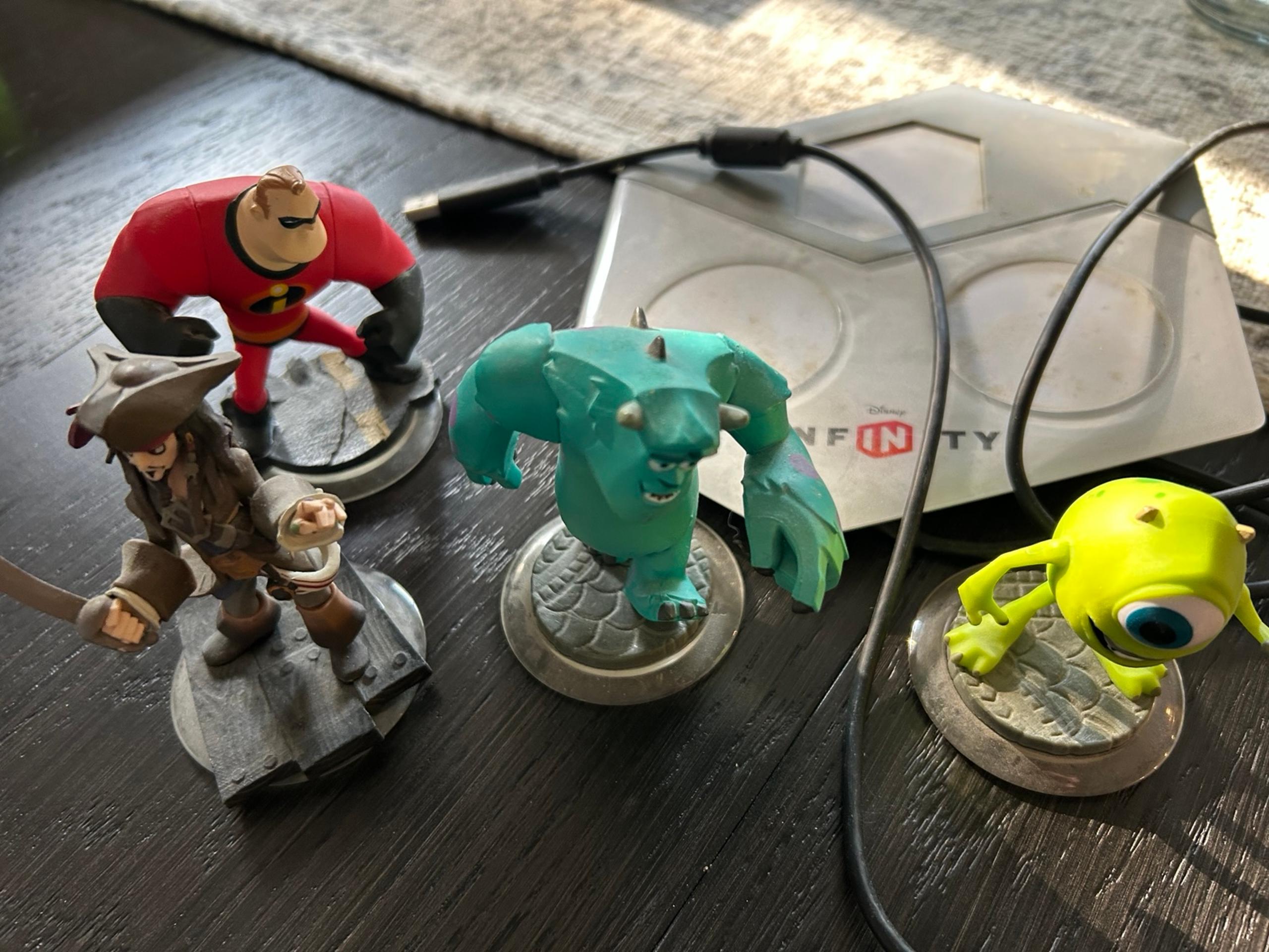 Disney Infinity game set with 4 figures and power cord