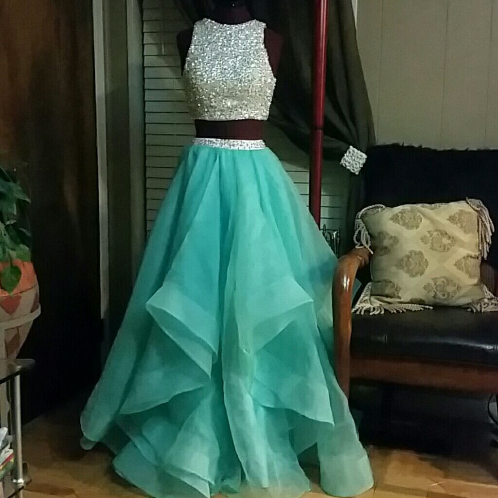 2pc Formal gown STUNNING! See 2nd pic for available color