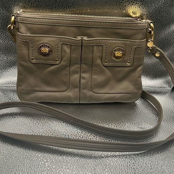 Marc Jacobs Taupe Leather Crossbody Purse Gold Turnlock Hardwear Neutral Classic
