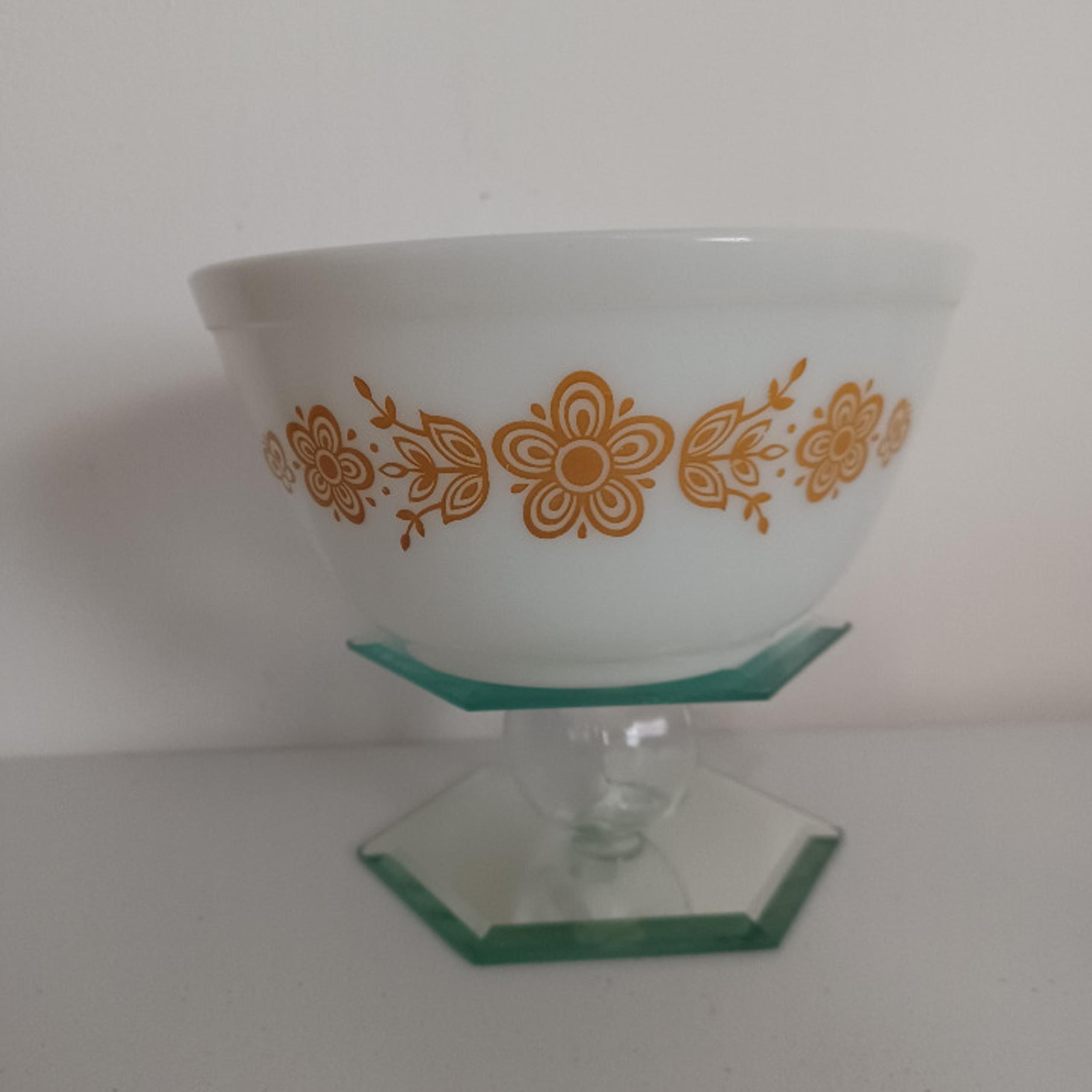 Vintage Pyrex 402 White Butterfly Gold With Flowers 1.5 Qt Mixing Nesting Bowl