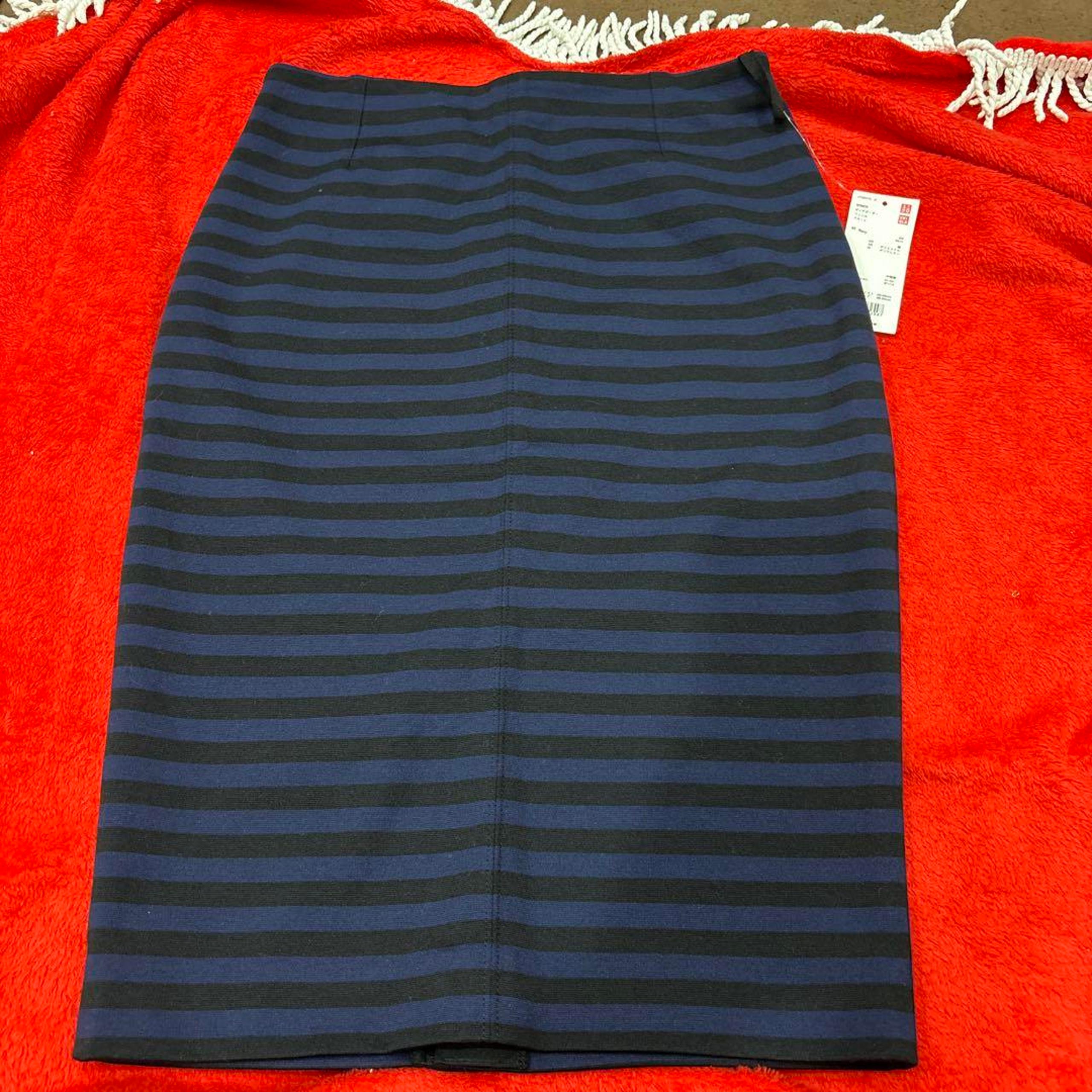 Uniqlo women's size M ponte border pencil skirt unused.