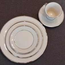 ⭐️LENOX Solitaire 5-pc Ivory & Platinum Place Setting (NIB) (G6)