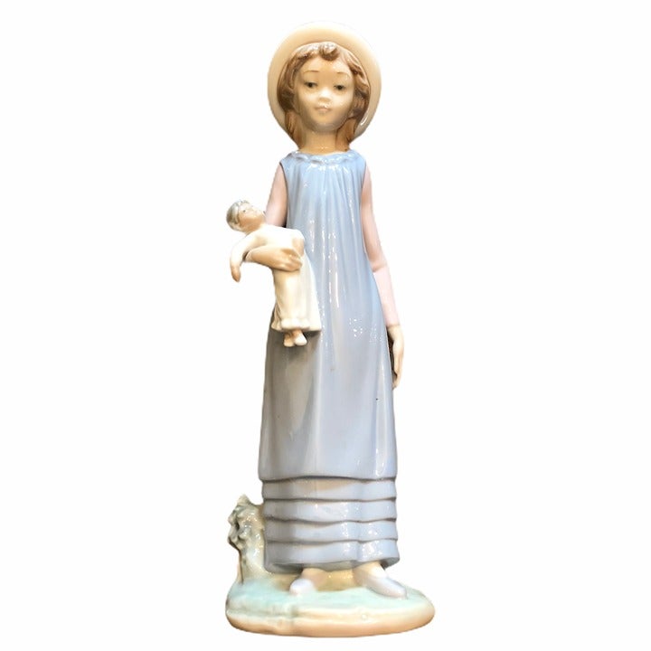 LLadro Belinda with her doll - girl holding a doll 11.5 Retired #5045
