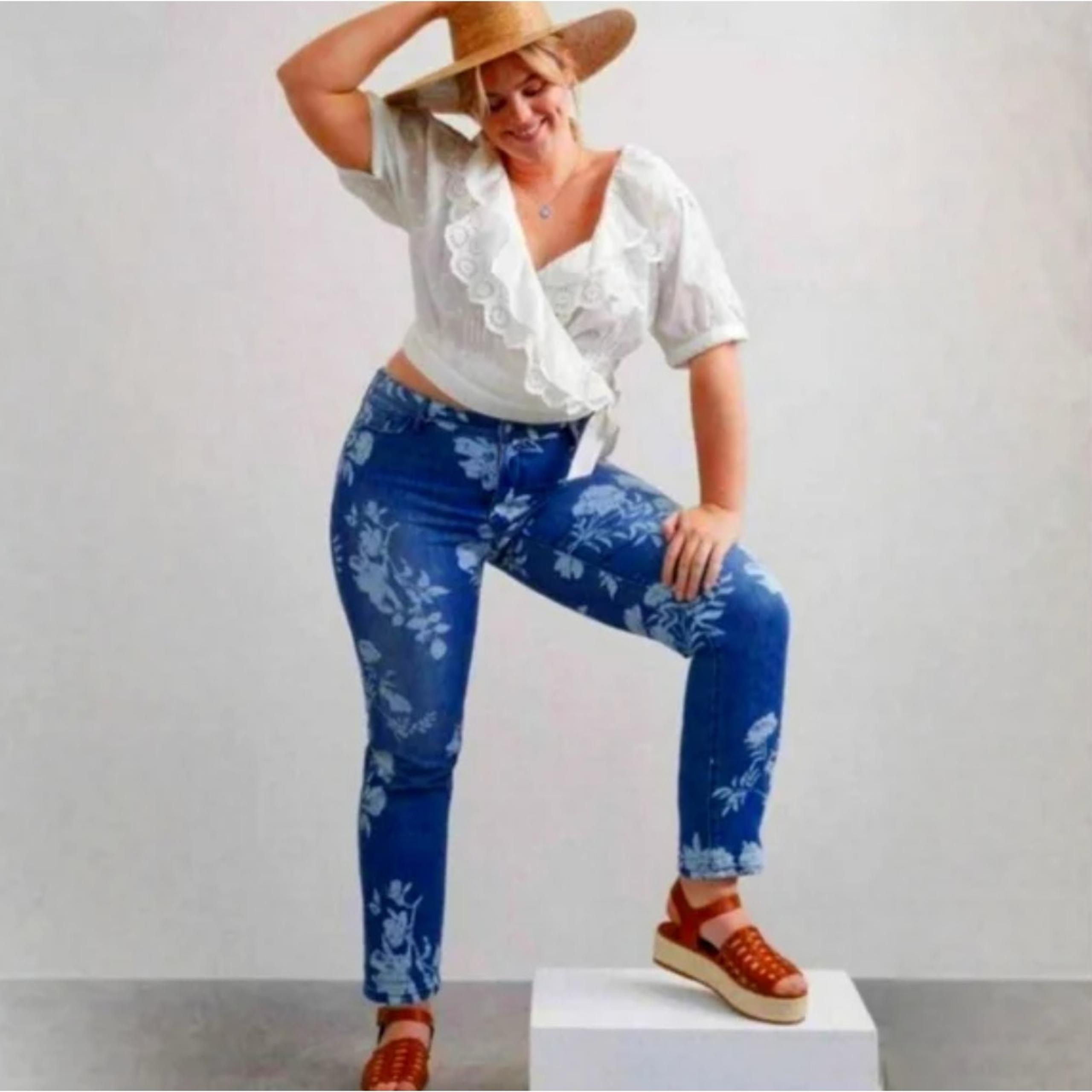 Pilcro Anthropologie Slim Boyfriend Crop Floral Motif Jeans Women's Size 27