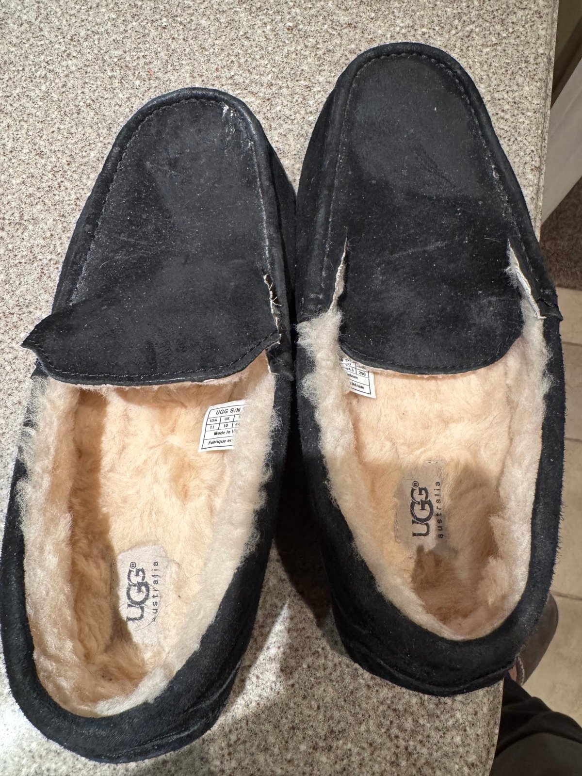 UGG MENS BLACK SEUDE ASCOT SLIPPER PROFESSIONALLY CUT BY SHOEMAKER WIDE INSTEP