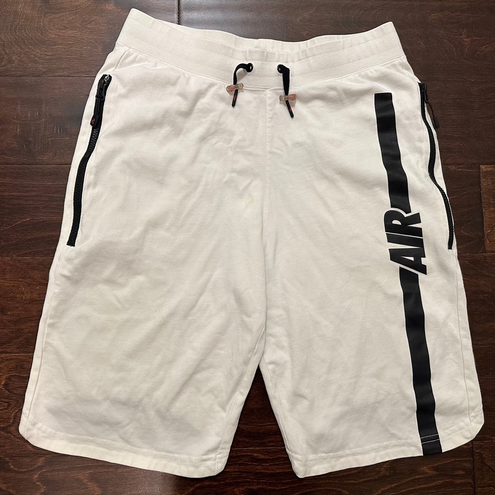 Vintage Men’s Nike Air Pivot V3 White/Black Sweatshorts 728275-100 - Medium