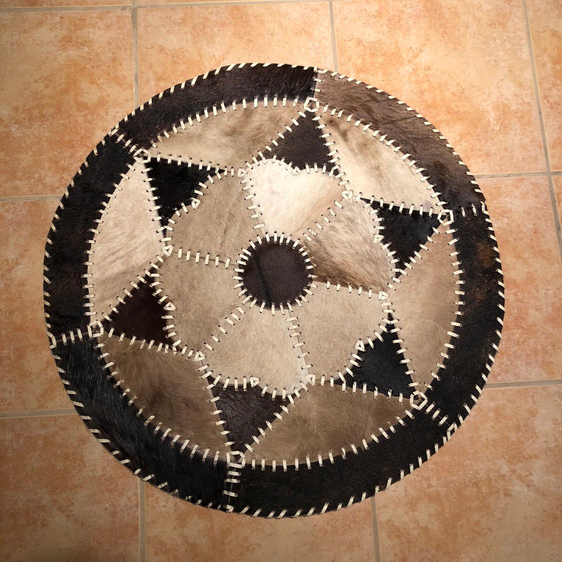 HAND MADE ROUNDAREARUG BROWN/BEIGE/LIGHT BEIGE ANIMAL FUR DIAMETER 28IN/72CM zz