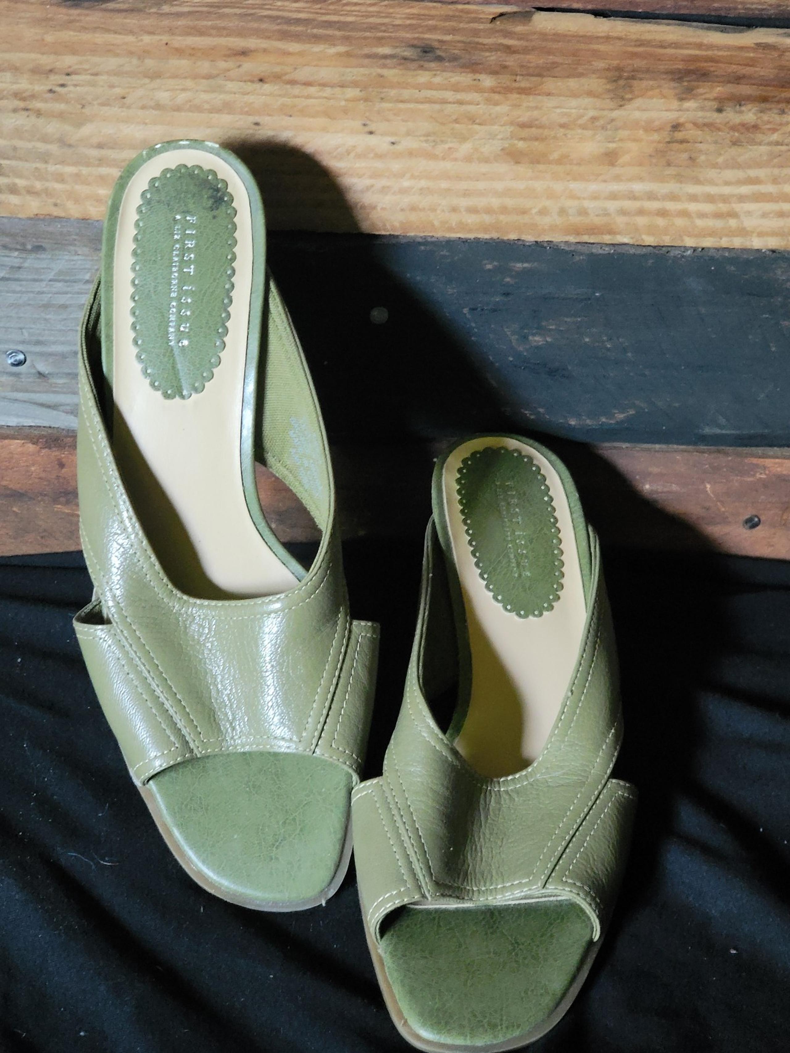 Women’s soft size  9.5  liz Claiborne sandals