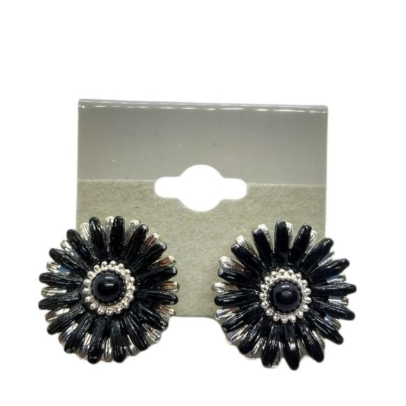Flower shaped earrings new with tags