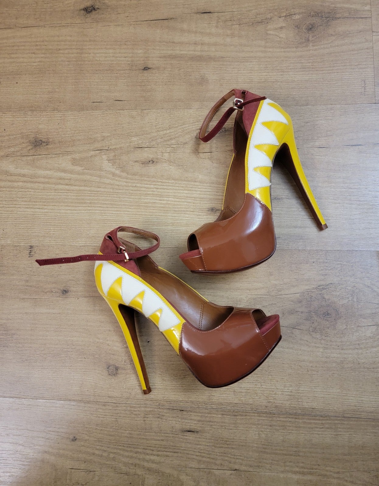 SCHUTZ Verniz Tabasco Platform Heel