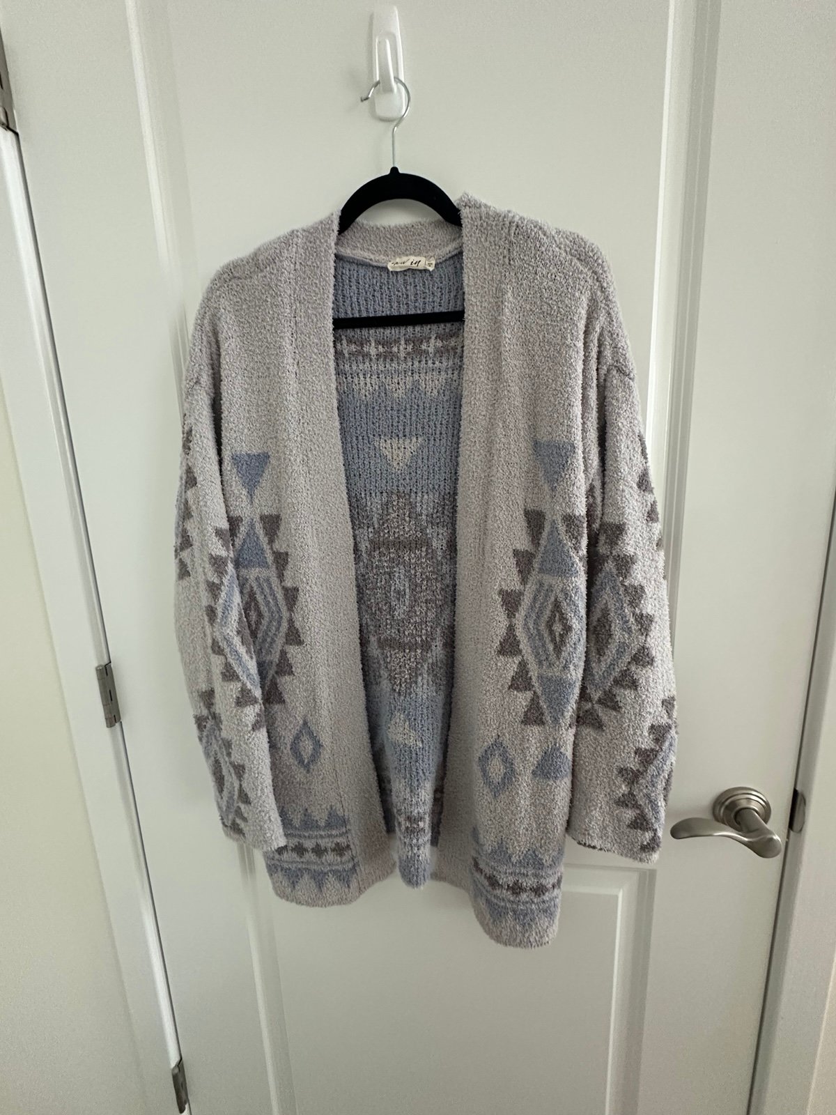 Gray/blue design sweater
