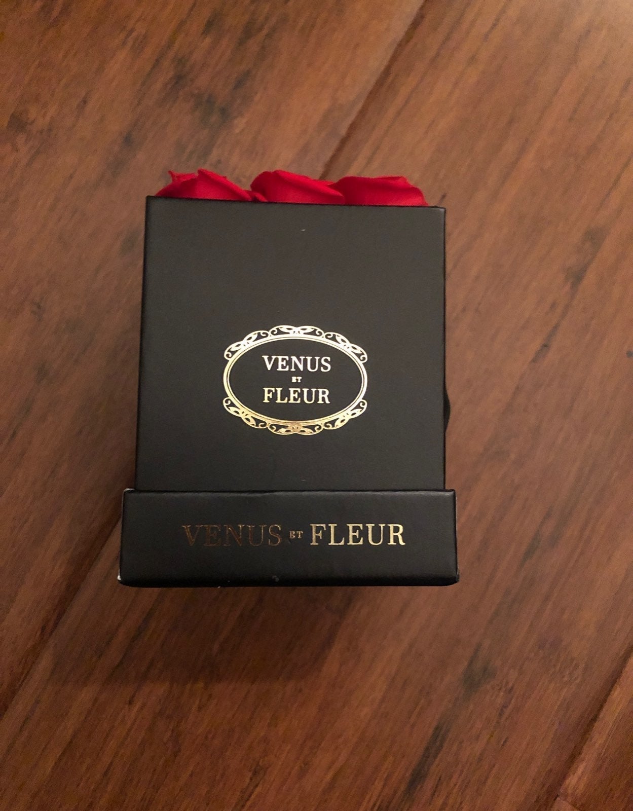 Venus bt Fleur box of roses