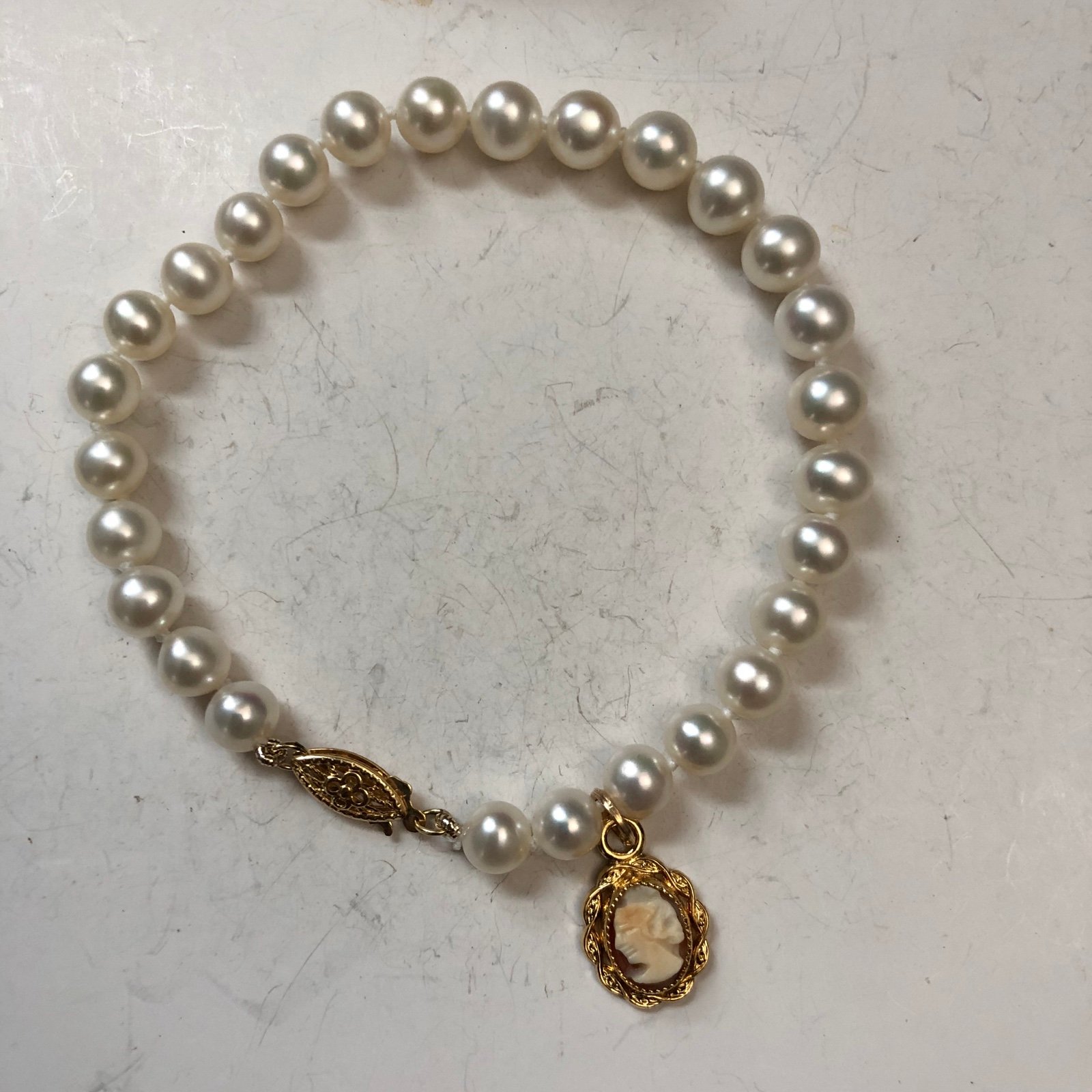 14k gold 5-6mm cultured white pearl bracelet with 12k GF cameo charm 7.5”