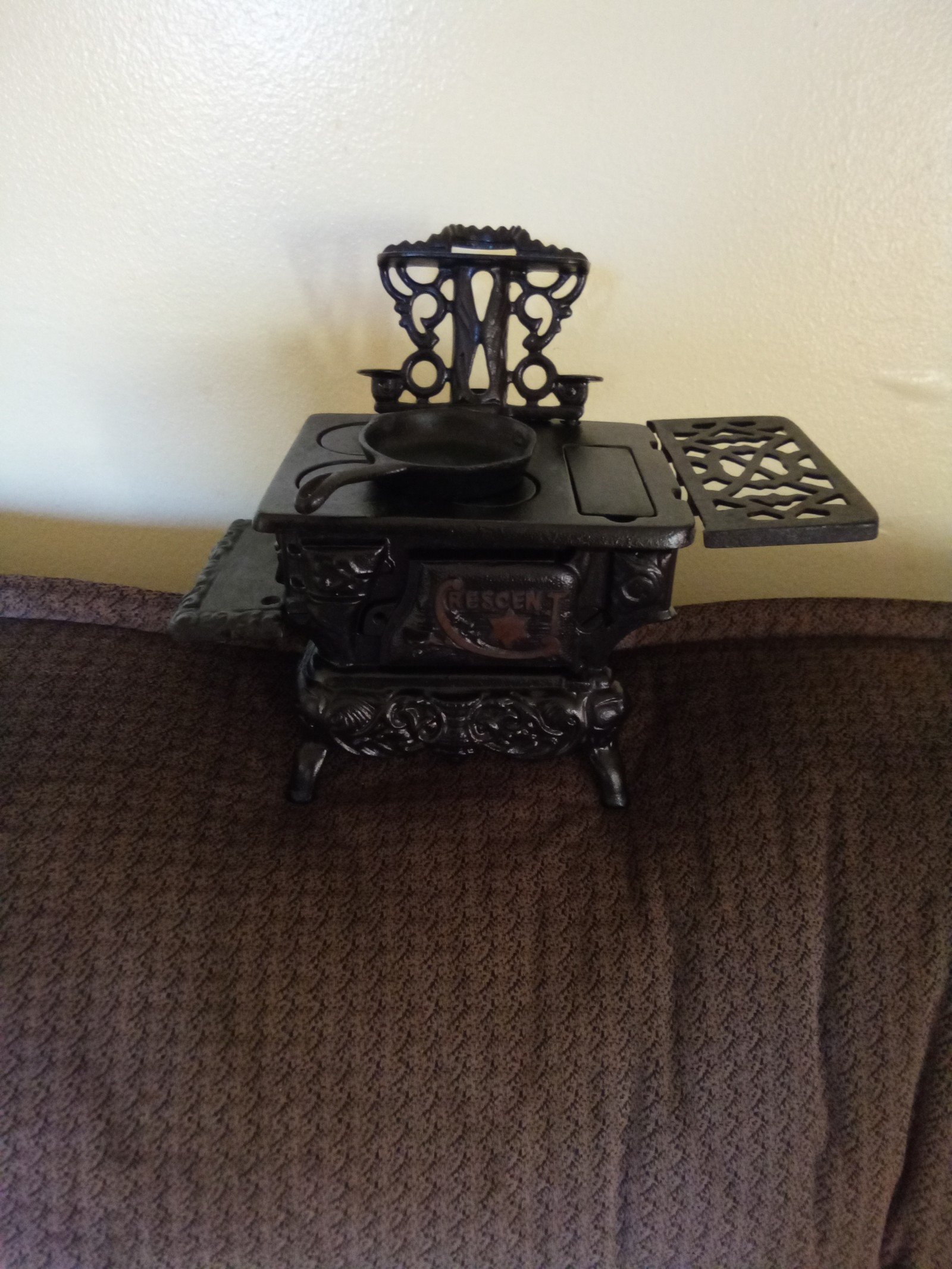 VINTAGE COLLECTIBLE CRESCENT CAST IRON STOVE SALEMAN SAMPLE EXCELLENT CONDITION