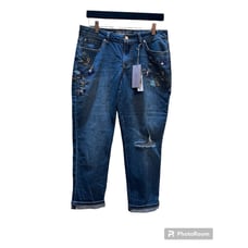 NWT Jennifer Lopez blue jean capris featuring floral beadwork Size 8