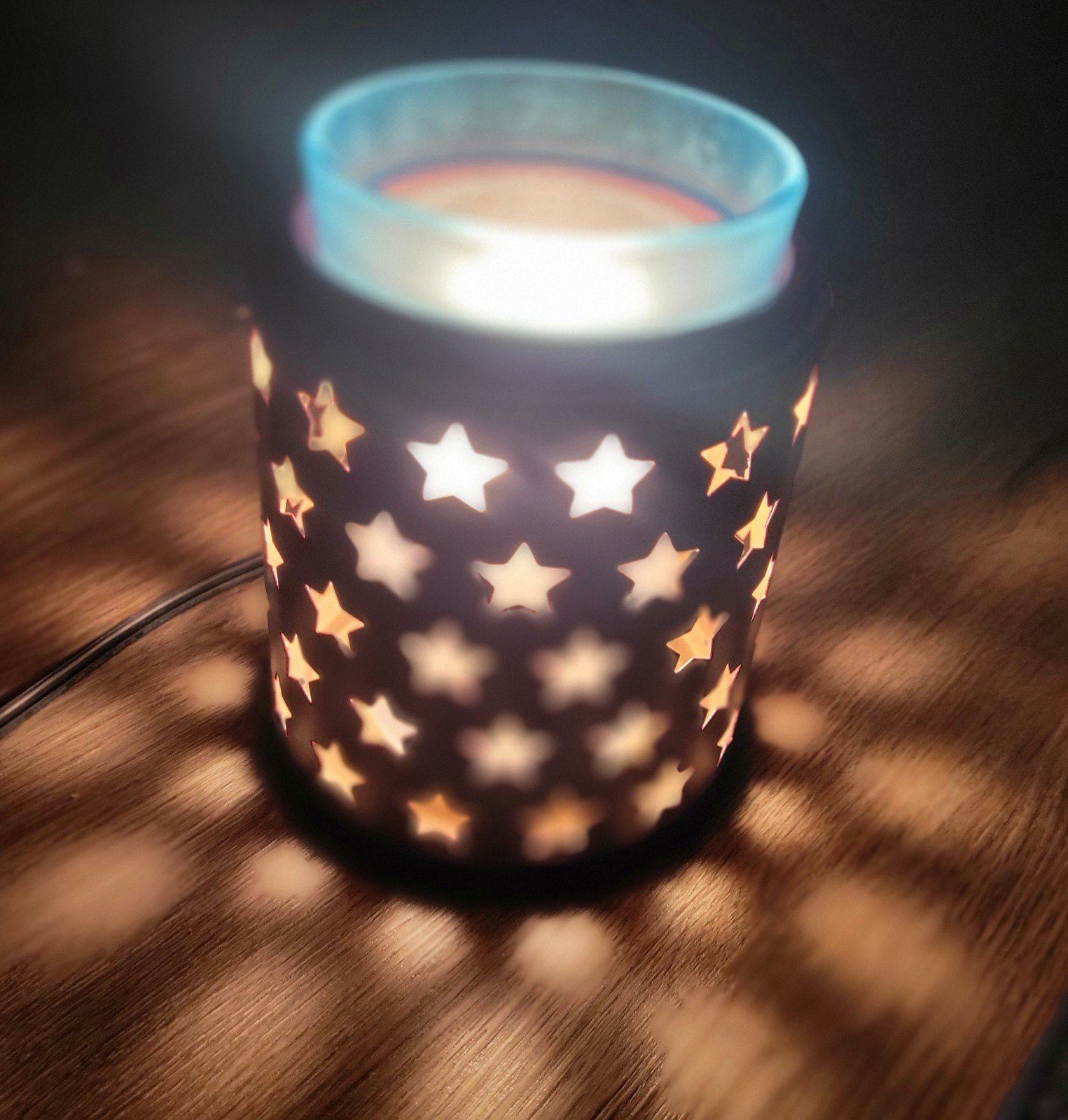 Scentsy Revere Full Size Warmer and 5 new Scentsy wax bars
